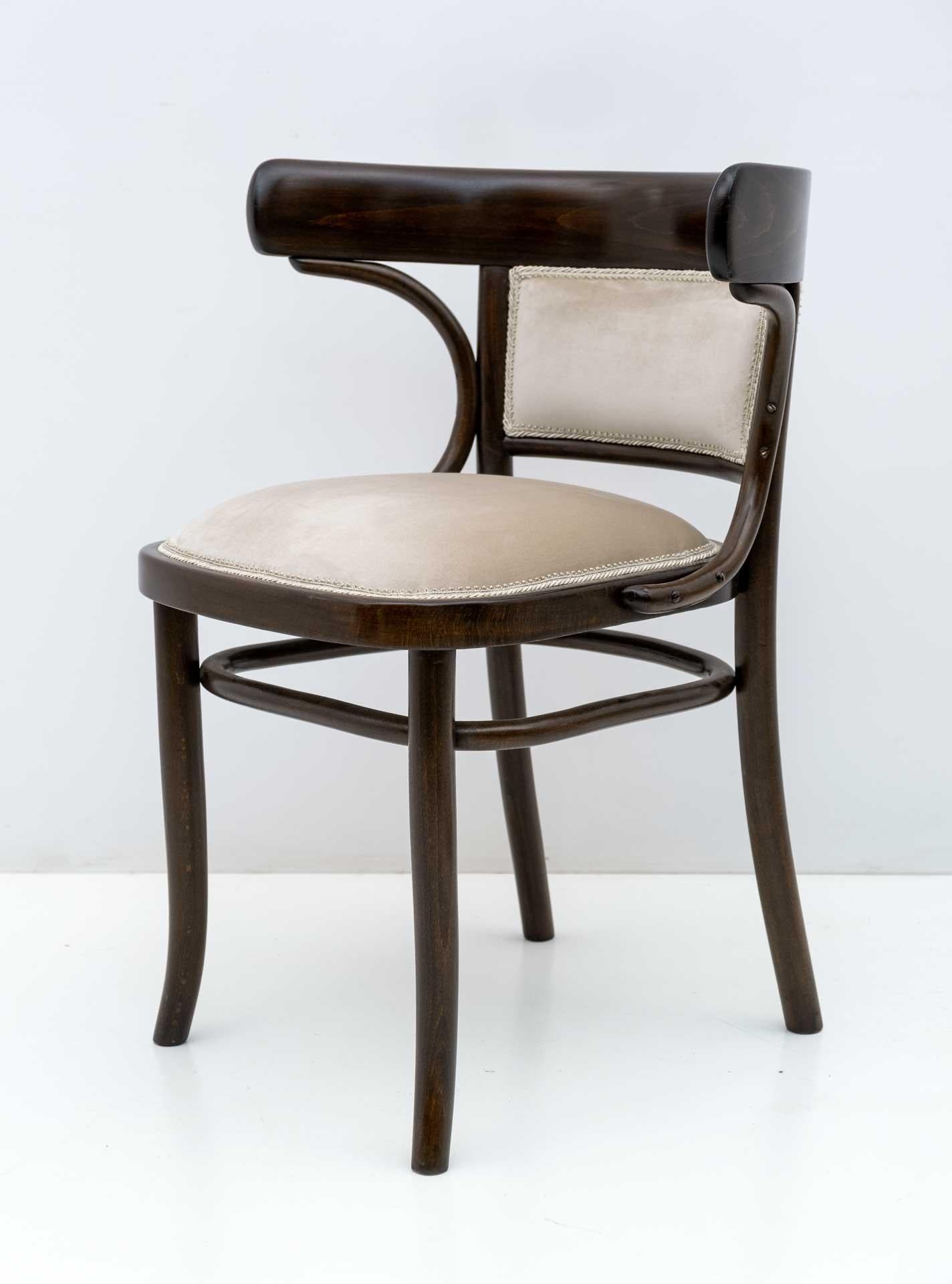 Thonet Austrian arm chair, c. 1900/1920, In curved beech wood, the upholstery has been redone in ivory velvet and the wooden parts have been polished with shellac, respecting their originality.
