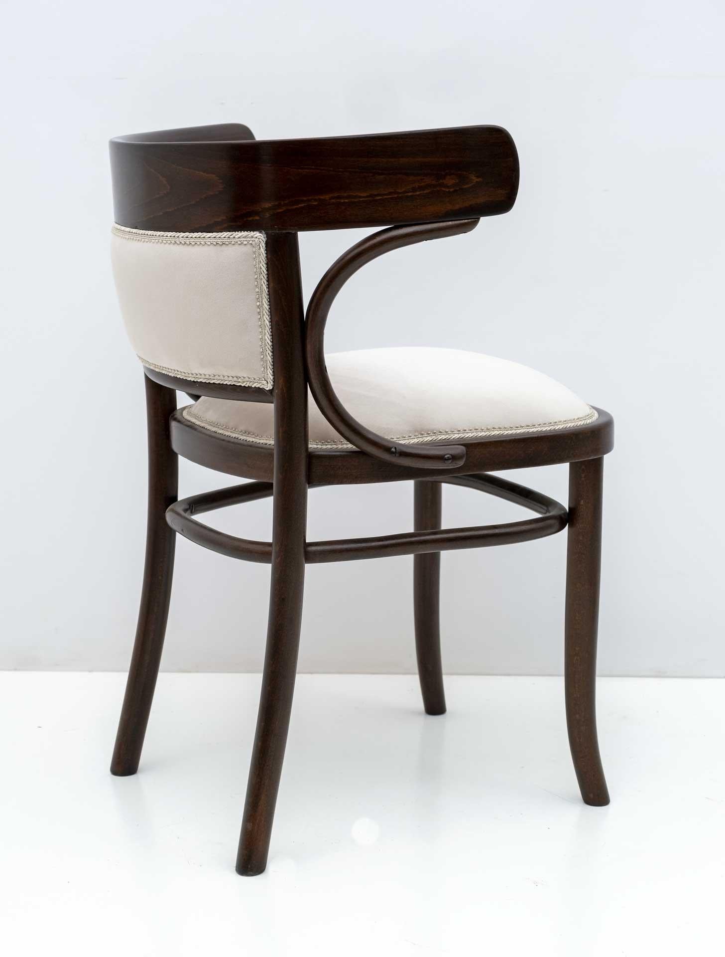 Thonet Österreichischer Stuhl mit geschwungenen Holzarmlehnen, 1920er Jahre (Art nouveau) im Angebot