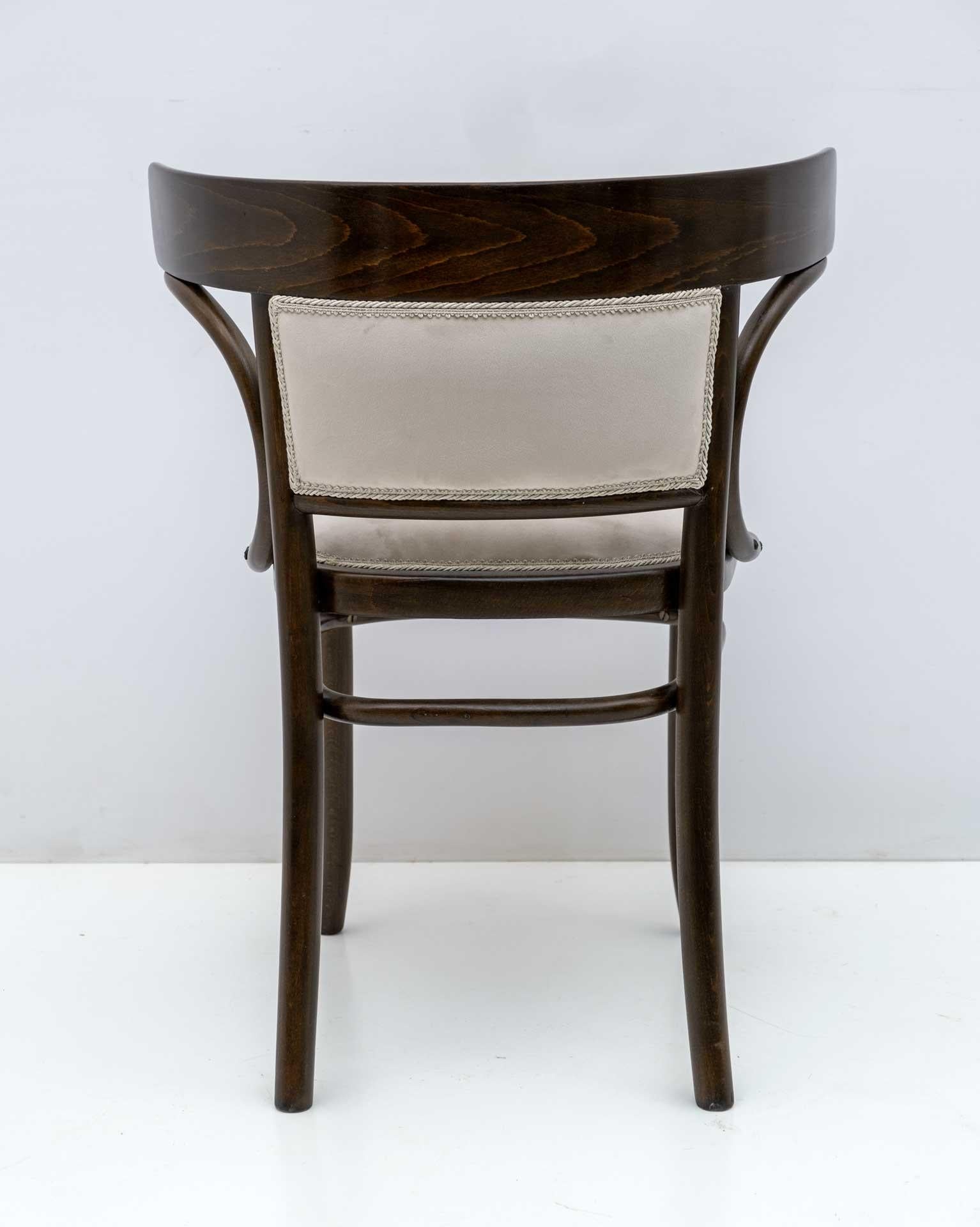 Velours Fauteuil autrichien Thonet à accoudoirs incurvés en bois, années 1920 en vente