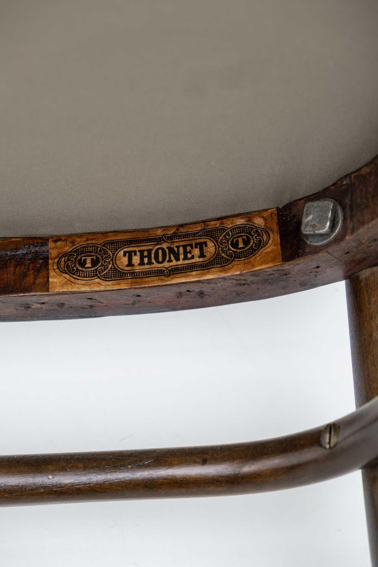 Thonet Österreichischer Stuhl mit geschwungenen Holzarmlehnen, 1920er Jahre (Samt) im Angebot