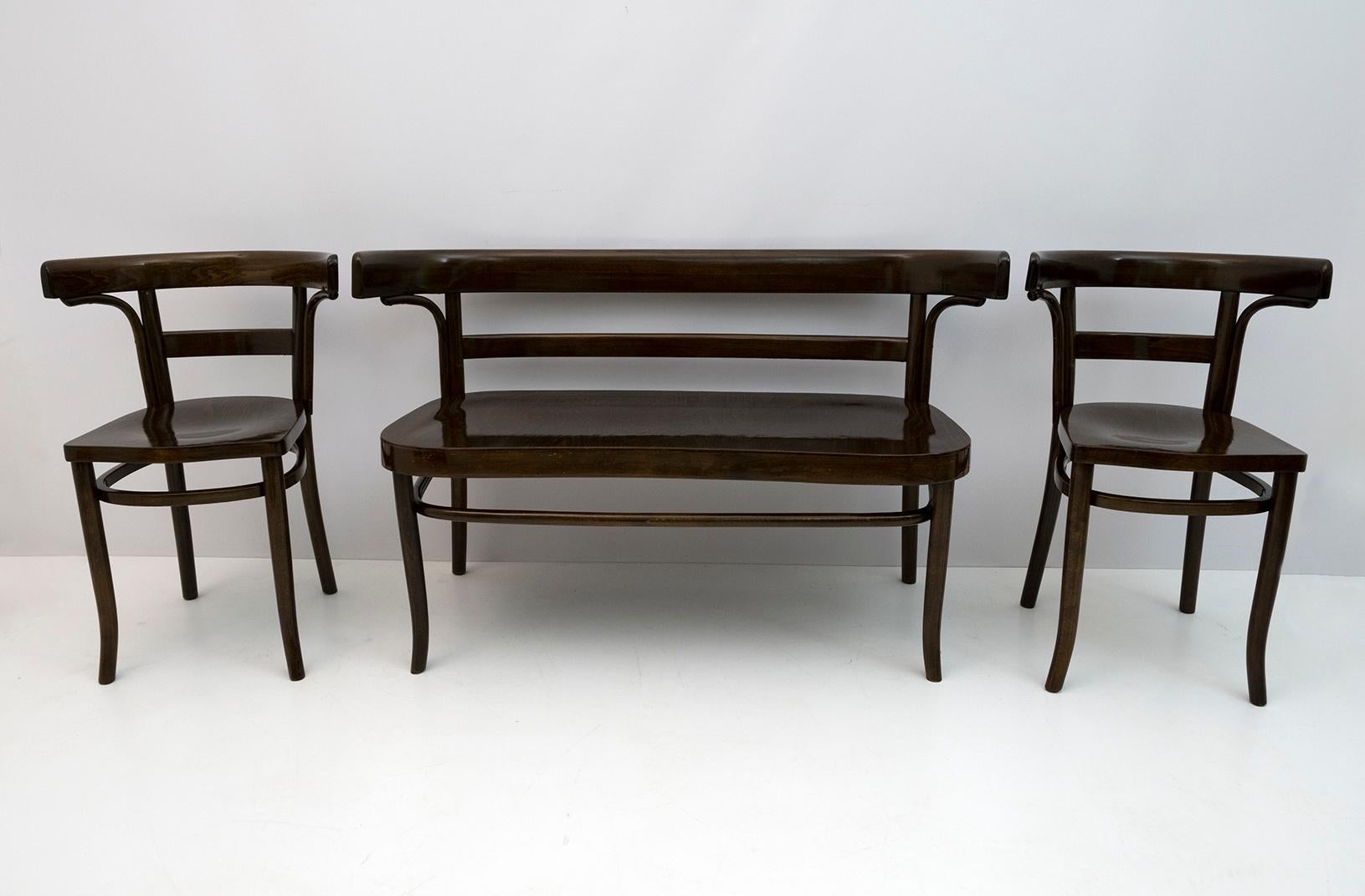Set consisting of a sofa and two chairs. Restored and polished keeping the original patina, original Thonet type 3 label in paper t from 1925ca. 
The armchairs measure cm: W53 x D41 x S46 x H76.