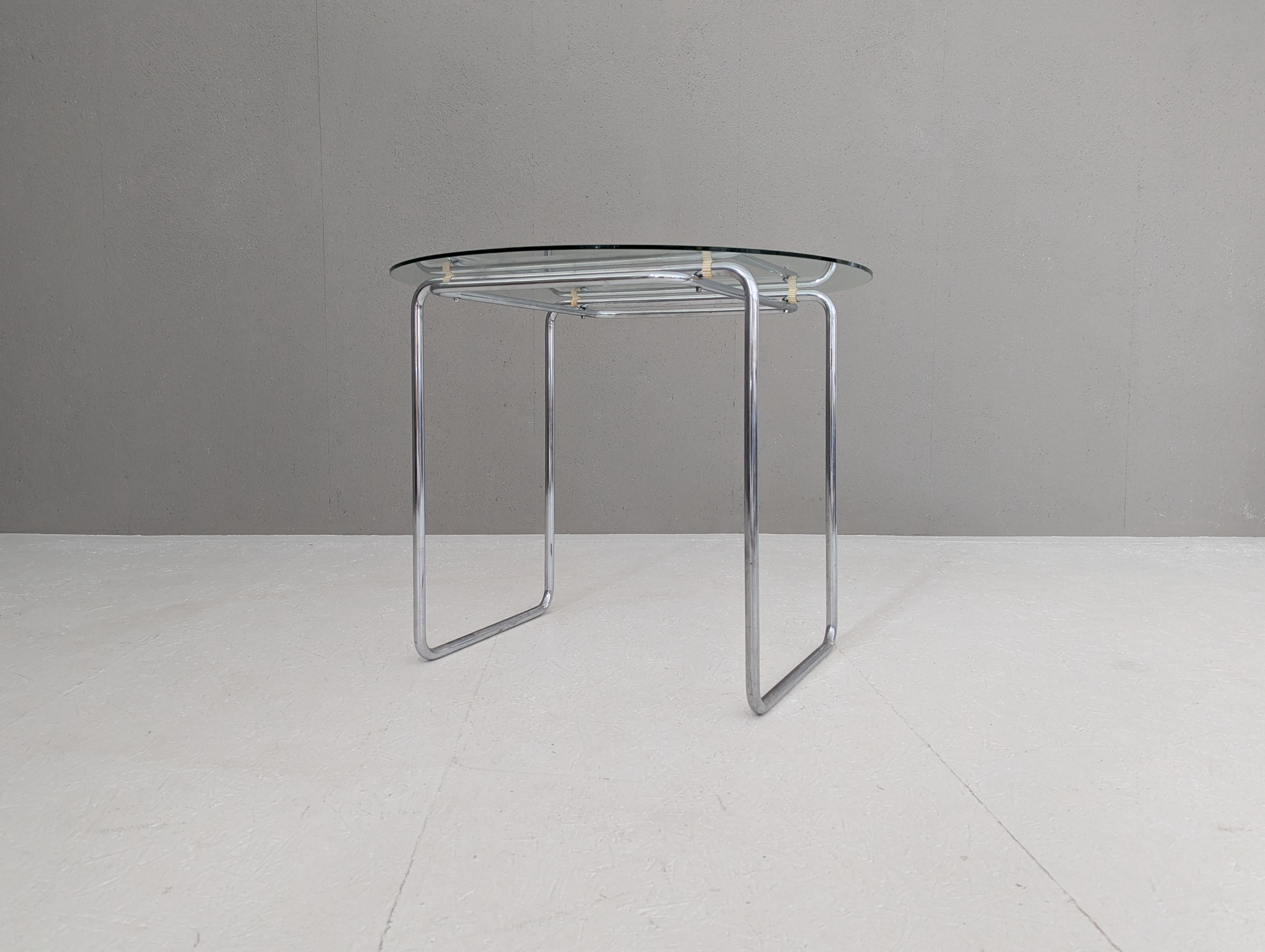 Conçue par Marcel Breuer à la fin des années 1920 et produite par Thonet dans les années 1930, la table B 18 est un chef-d'œuvre de réduction radicale - où chaque ligne existe dans un but précis et où rien n'est ornemental. Cet exemple particulier