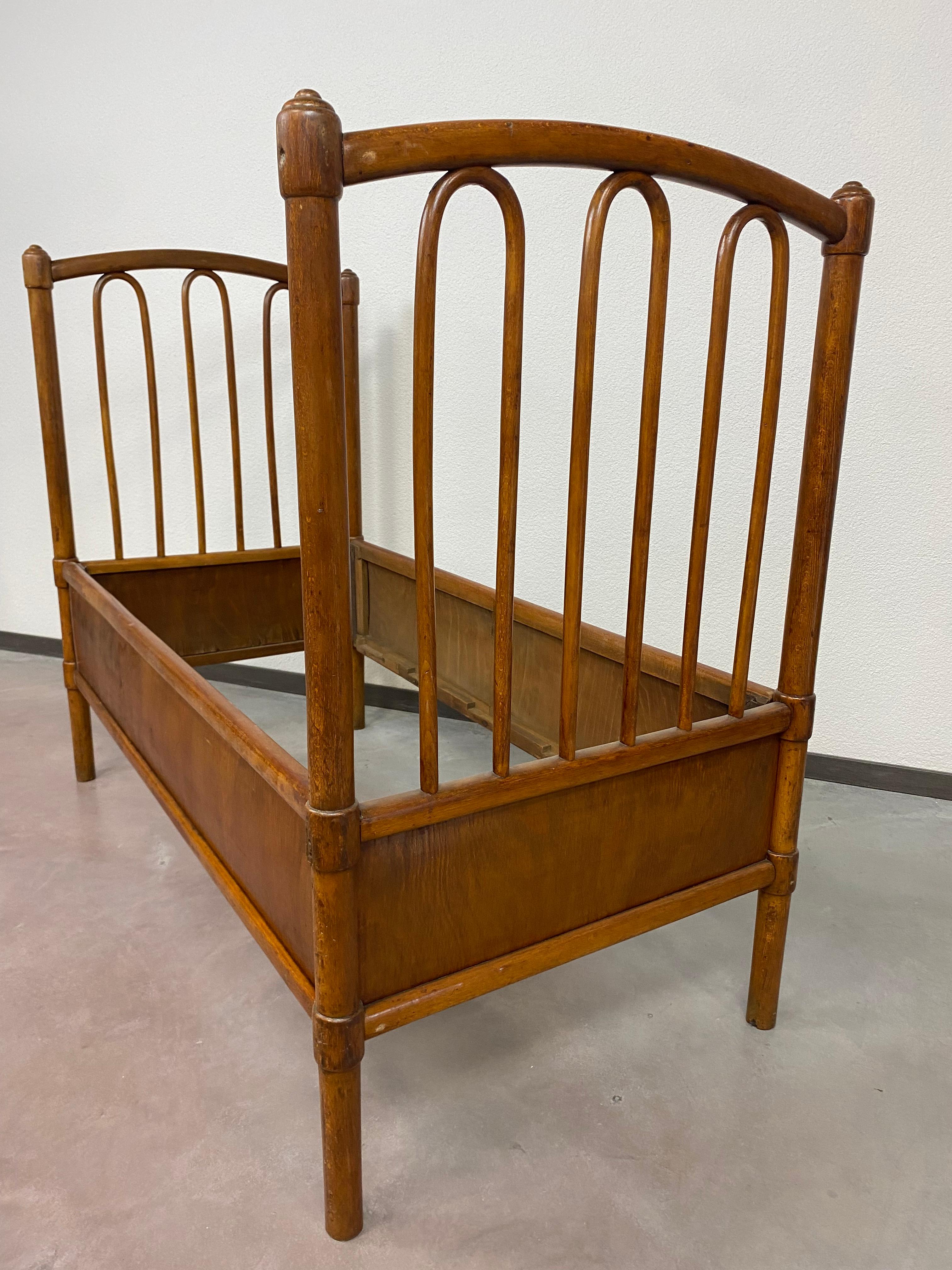 Thonet-Bett Nr.5 für ein Kind (Wiener Secession) im Angebot