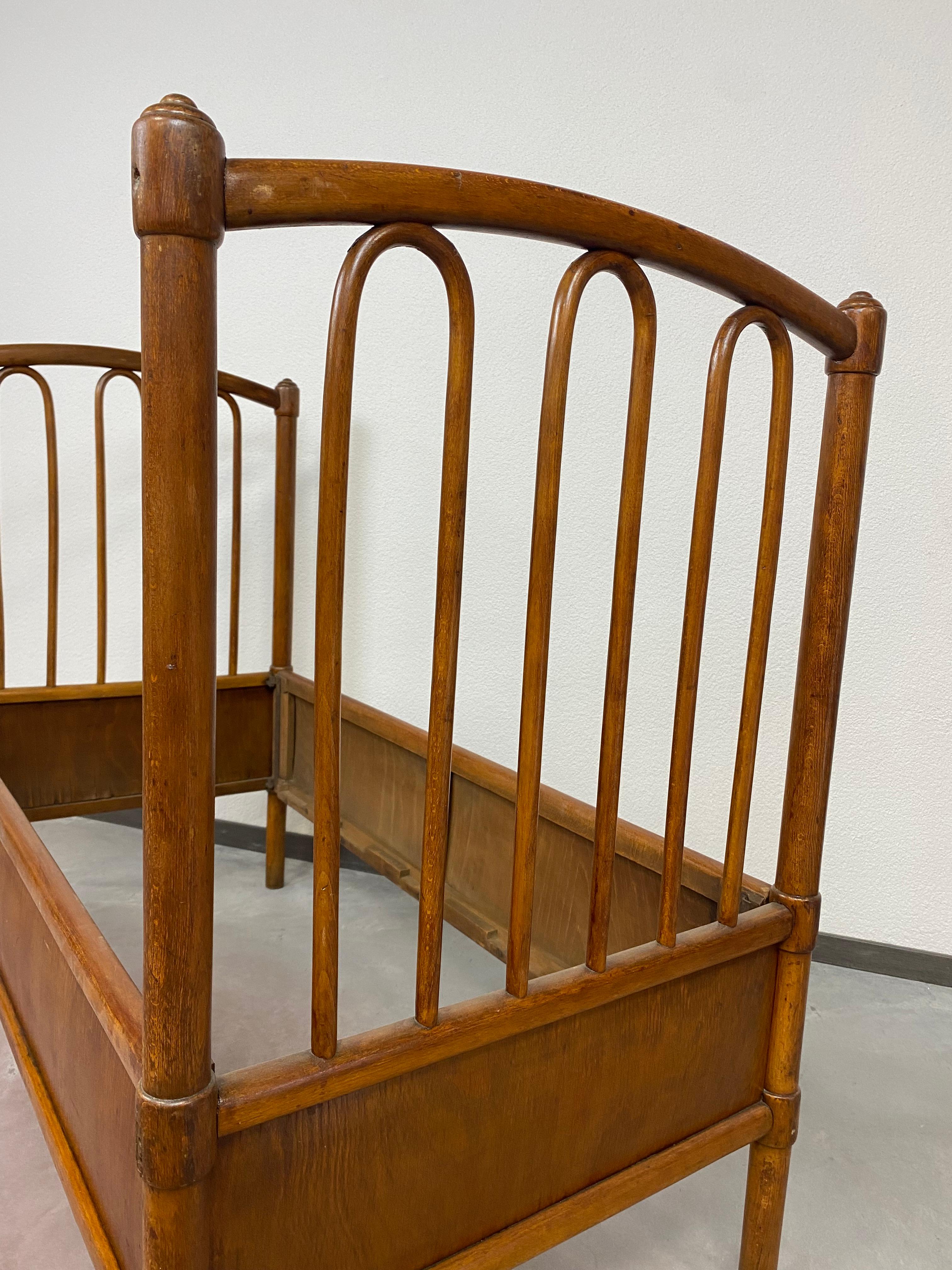 Vienna Secession Thonet bed no.5 for a child For Sale