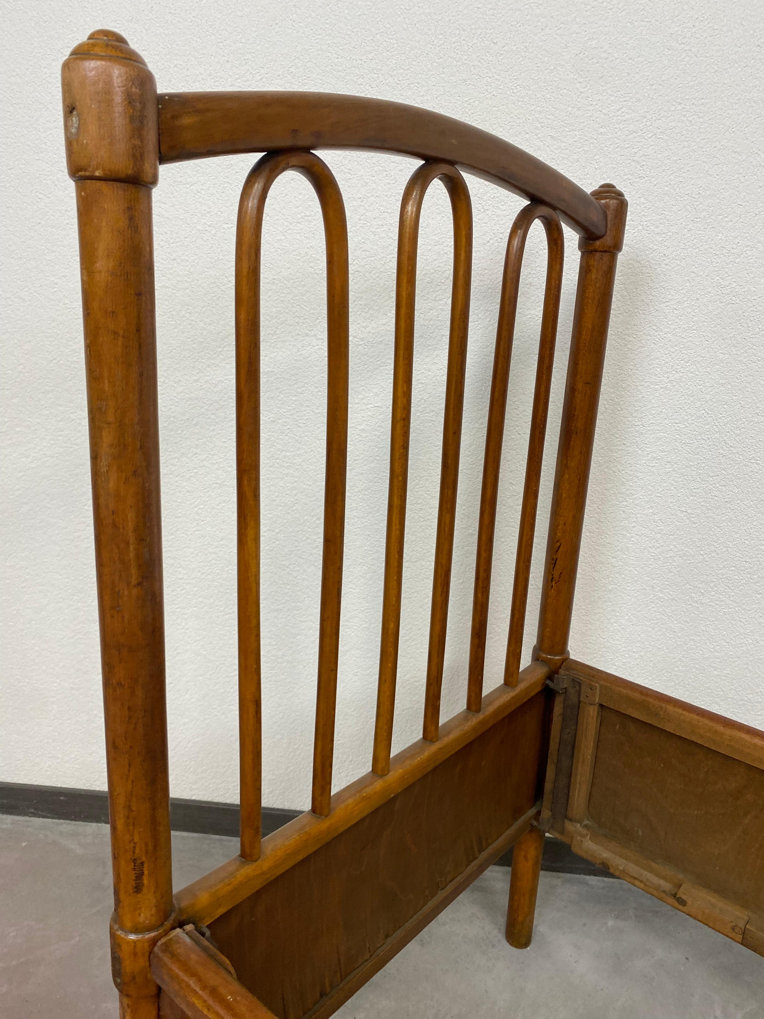 Thonet bed no.5 for a child In Fair Condition For Sale In Banská Štiavnica, SK