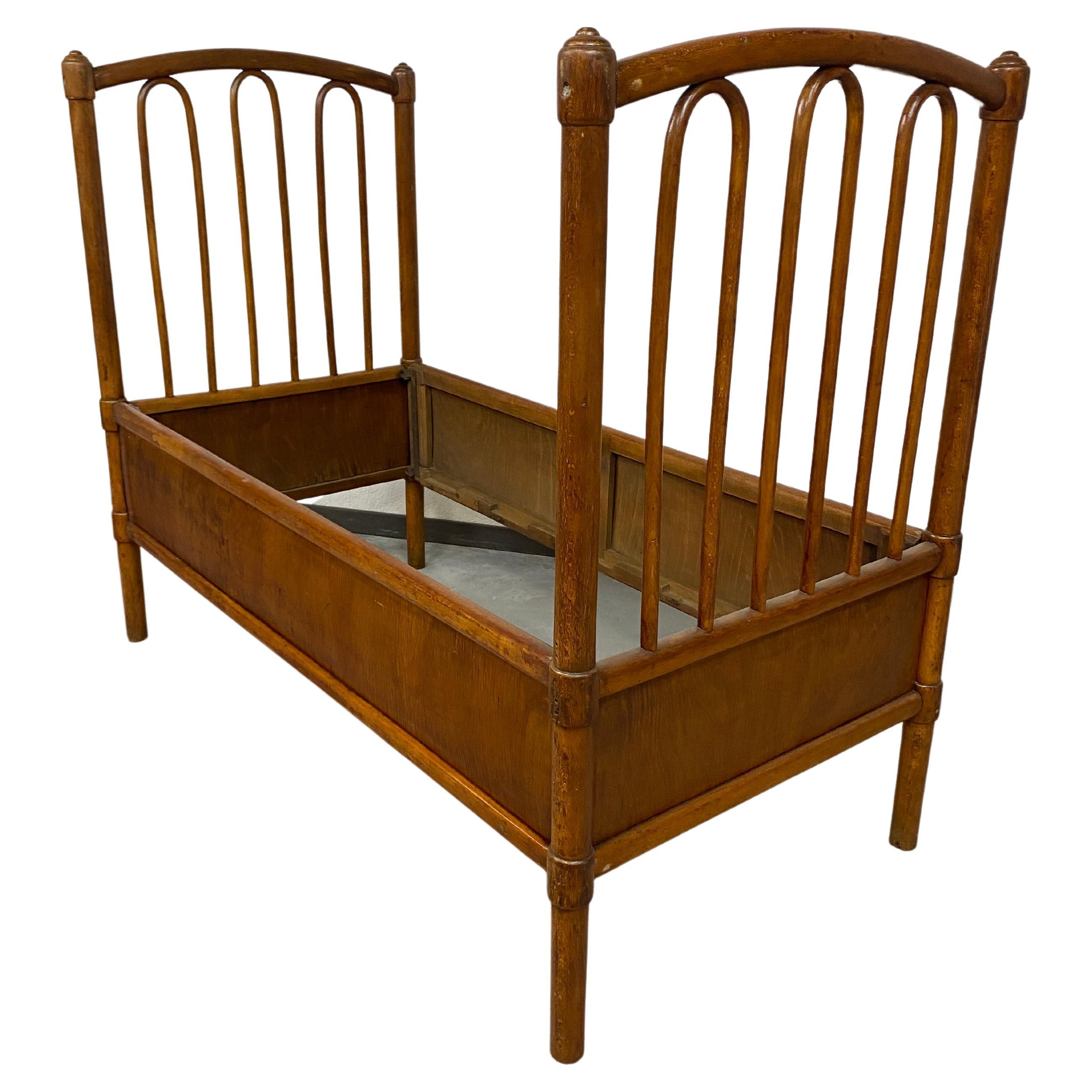 Thonet-Bett Nr.5 für ein Kind im Angebot