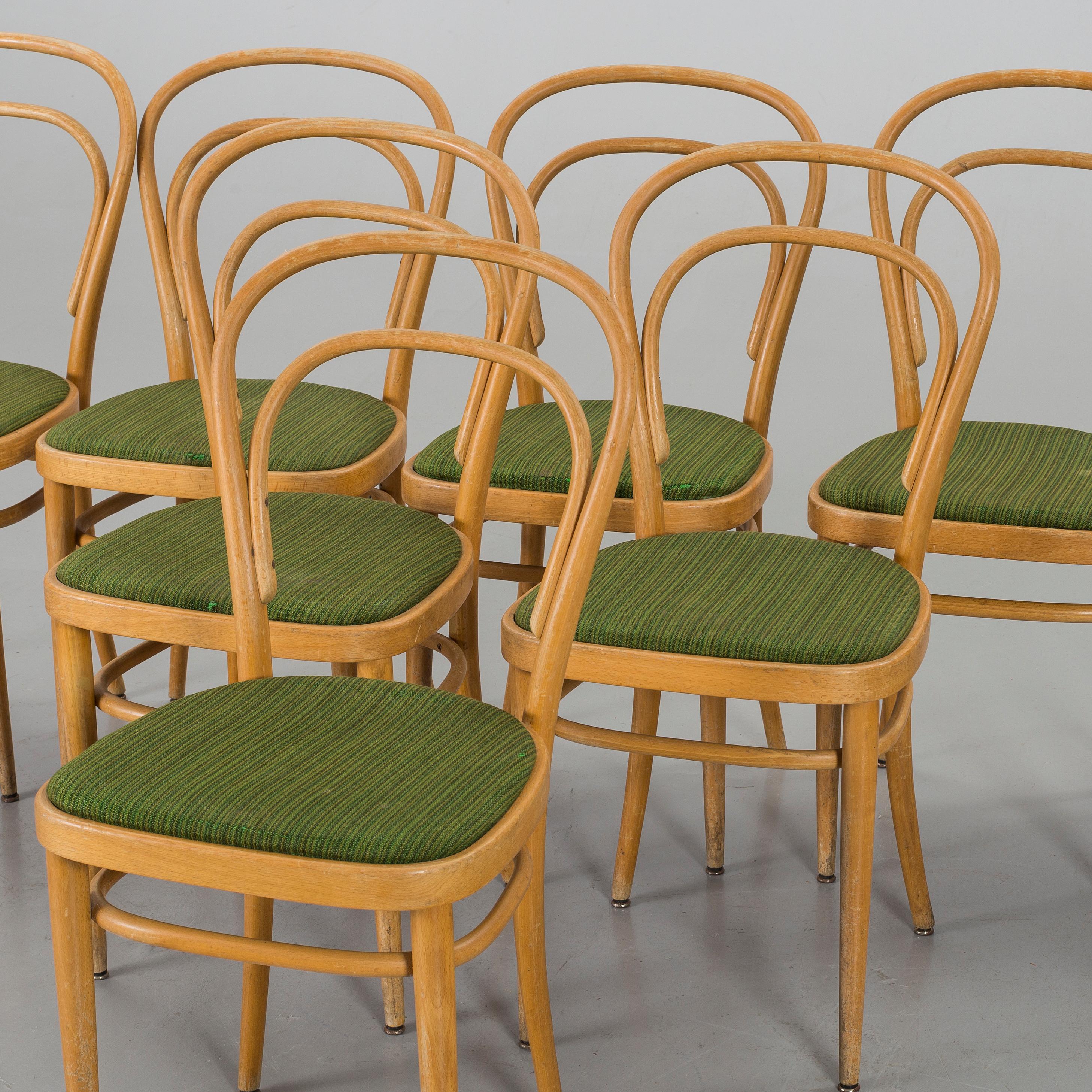 Set of eight Thonet beech bentwood chairs, made in mid-20th century.
