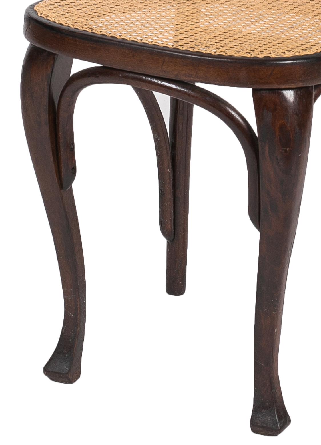Sedie in faggio curvato e vaporizzato con seduta in rattan.
Prodotto da Thonet intorno al 1910 a Vienna, in Austria.
 
