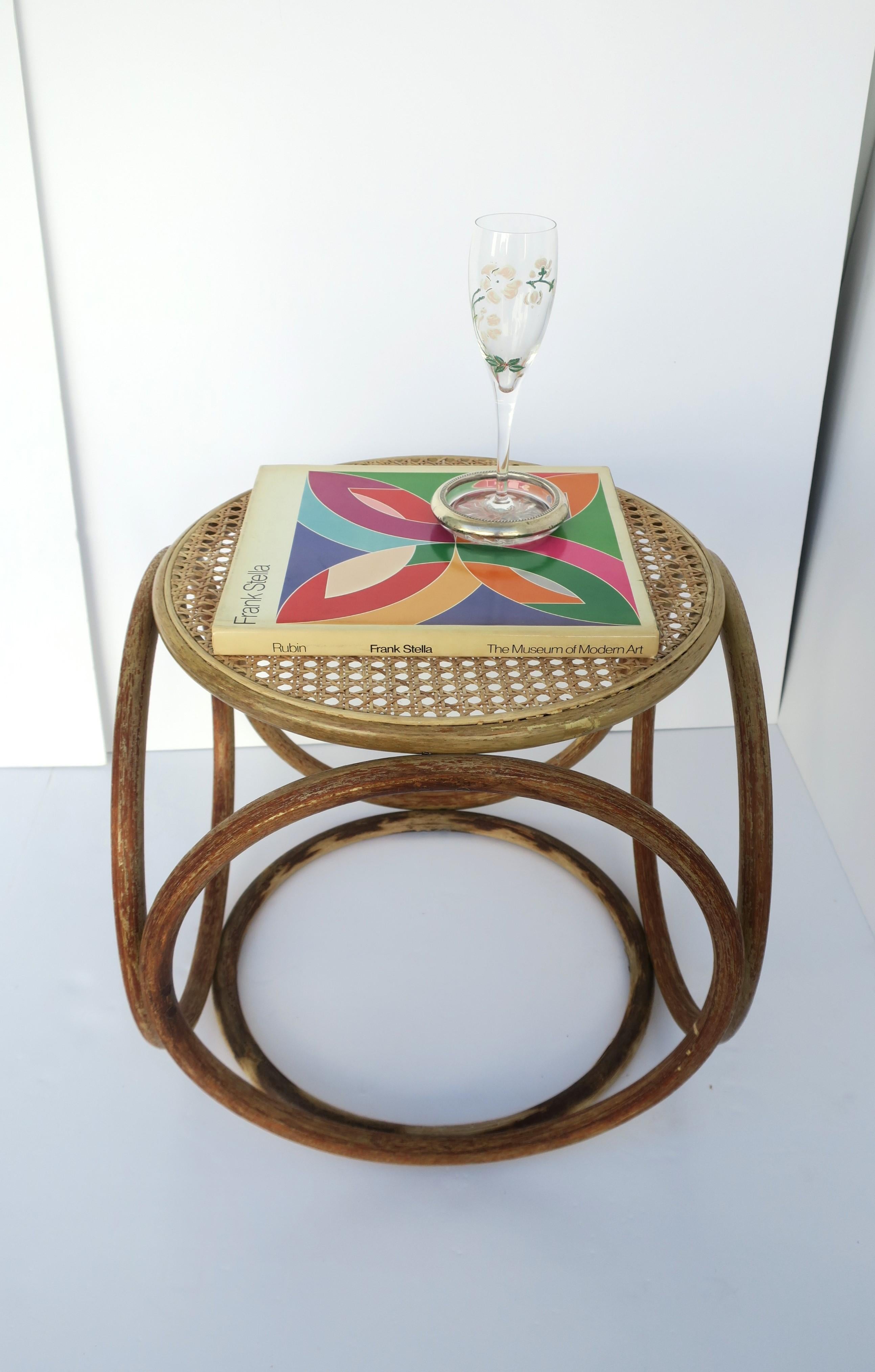 Tabouret ou table à boissons d'appoint en bois cintré et osier dans le style de Thonet en vente 9