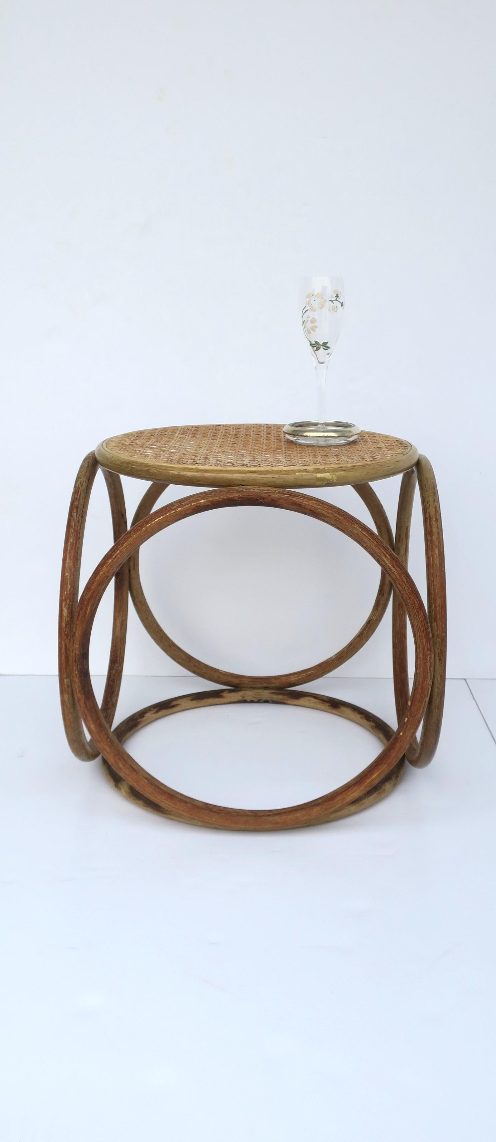 Tabouret ou table à boissons d'appoint en bois cintré et osier dans le style de Thonet en vente 3