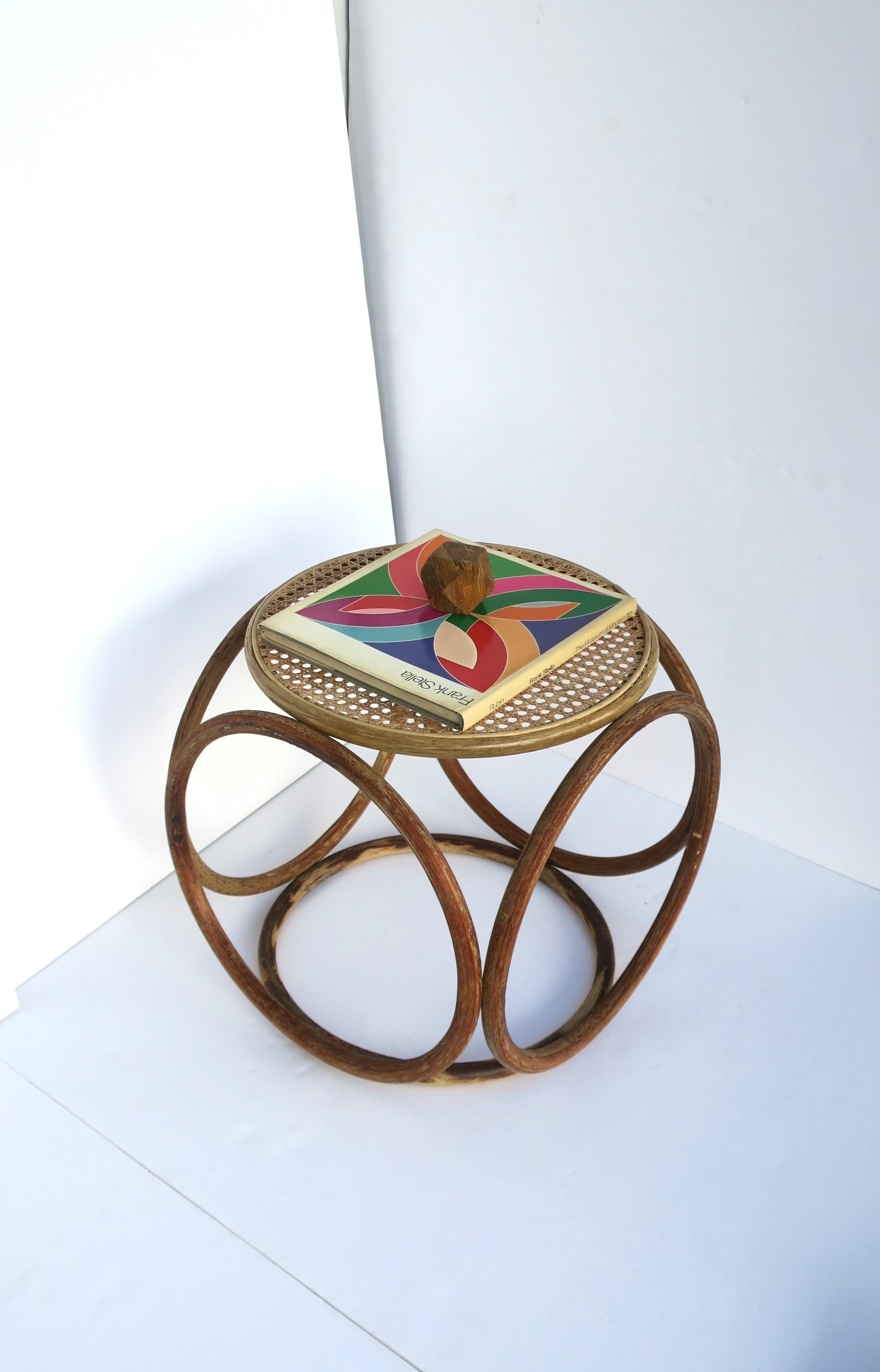 Tabouret ou table à boissons d'appoint en bois cintré et osier dans le style de Thonet en vente 7