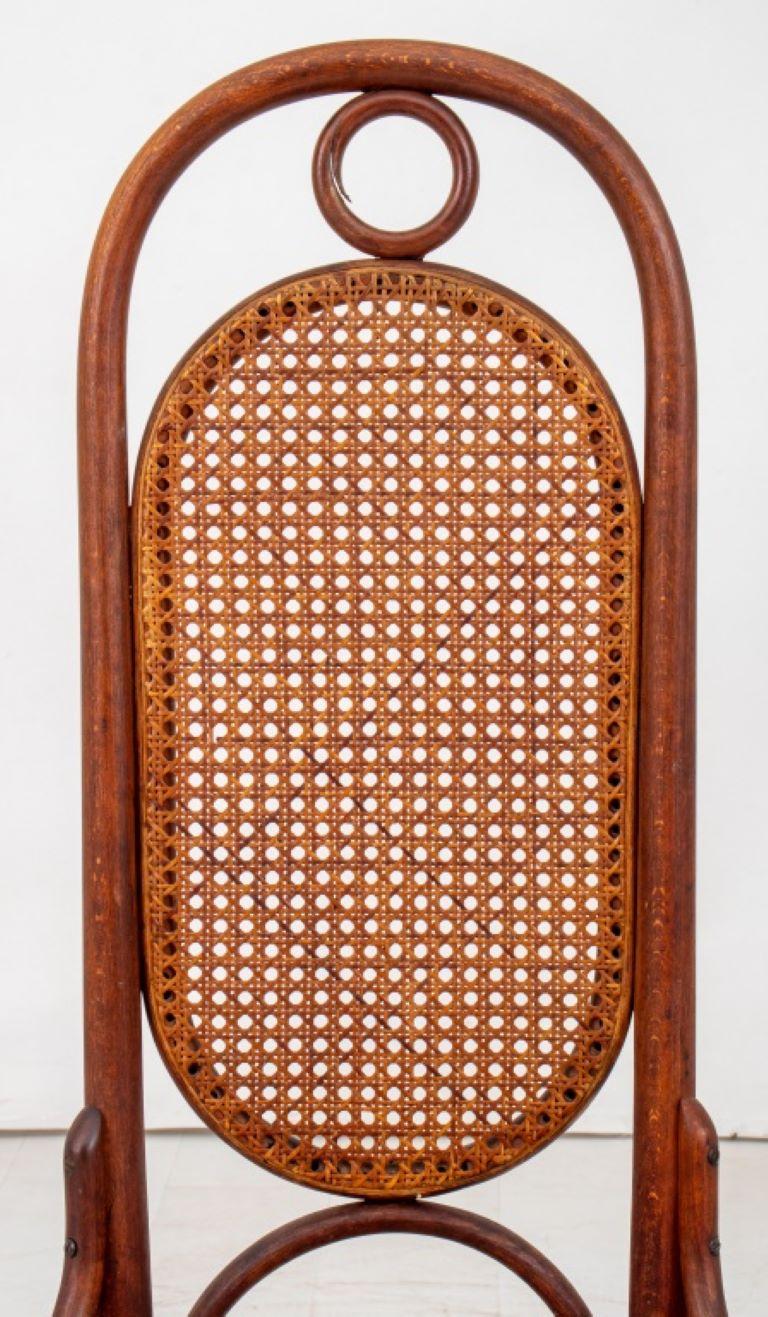 Chaise d'appoint Thonet n° 207r en bois cintré et canné Bon état - En vente à New York, NY