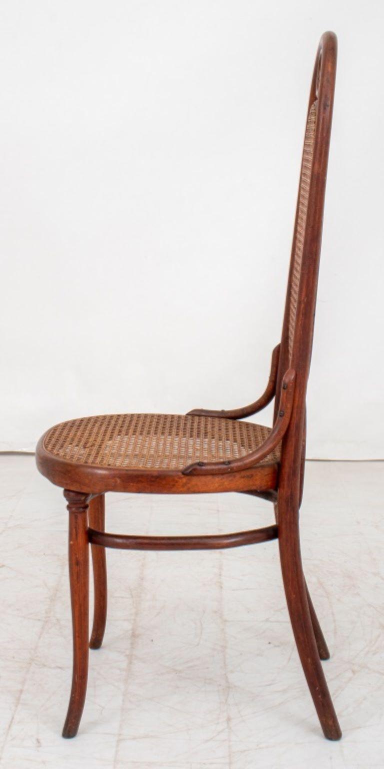 Chaise d'appoint Thonet n° 207r en bois cintré et canné en vente 2
