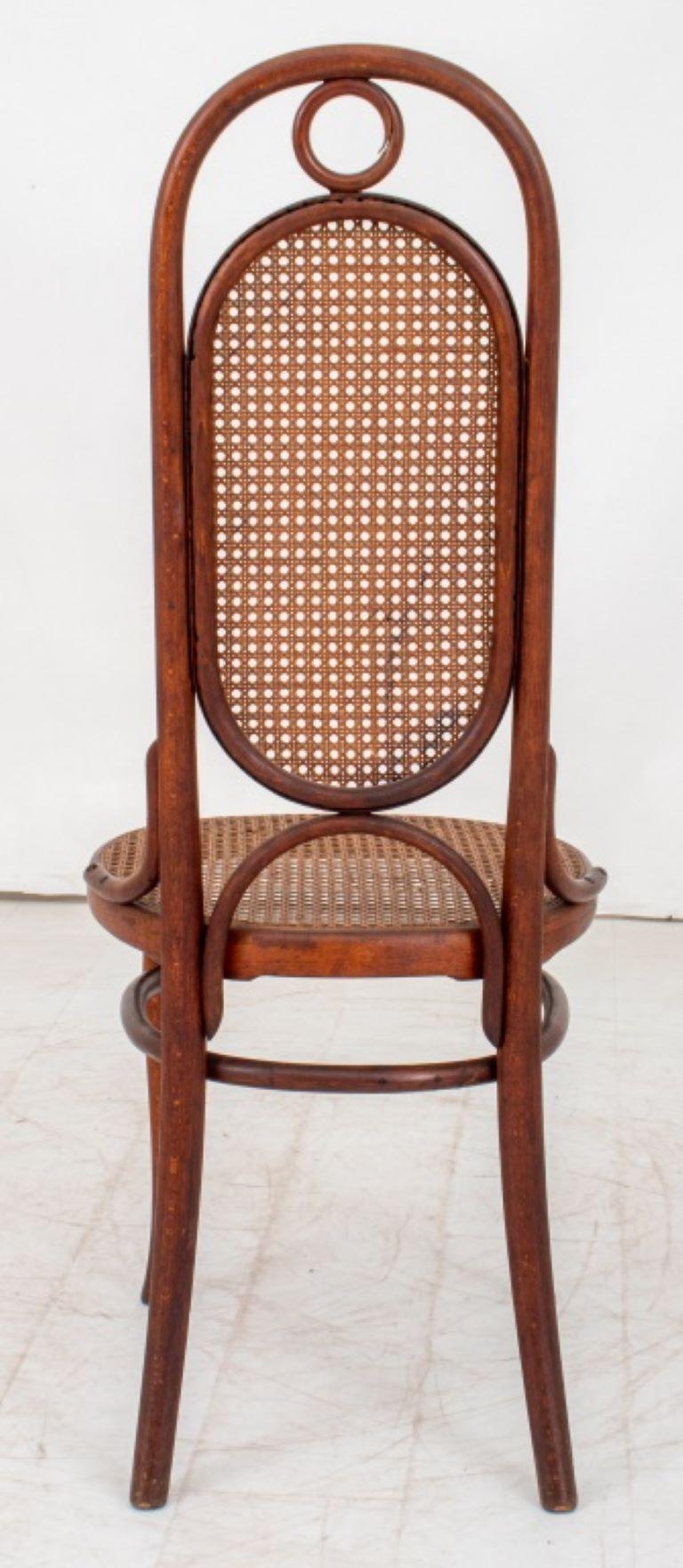 Chaise d'appoint Thonet n° 207r en bois cintré et canné en vente 3