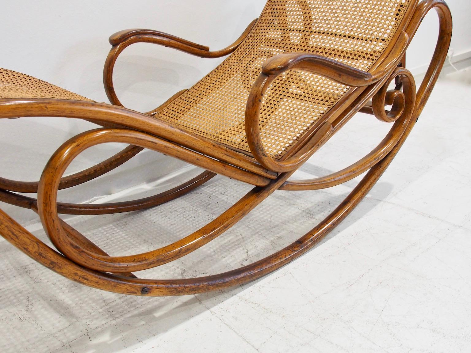 Chaise a dondolo in legno e rattan Thonet Modello 7500 in vendita 3
