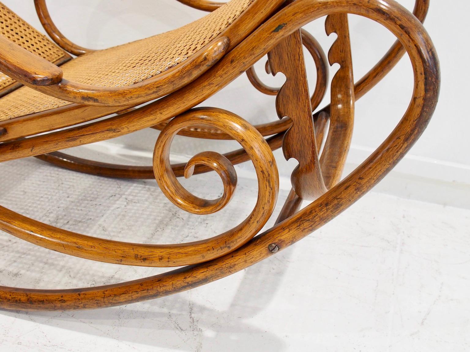Chaise a dondolo in legno e rattan Thonet Modello 7500 in vendita 4