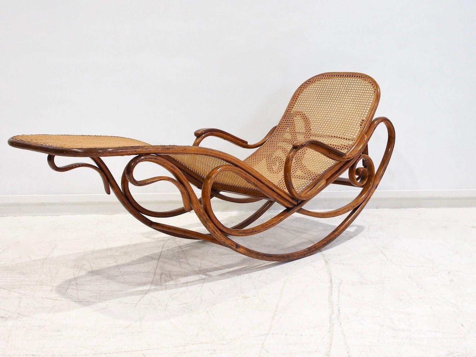 Chaise a dondolo in legno e rattan Thonet Modello 7500 in vendita 5