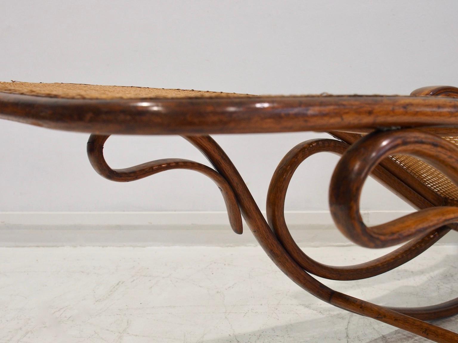 Chaise a dondolo in legno e rattan Thonet Modello 7500 in vendita 6