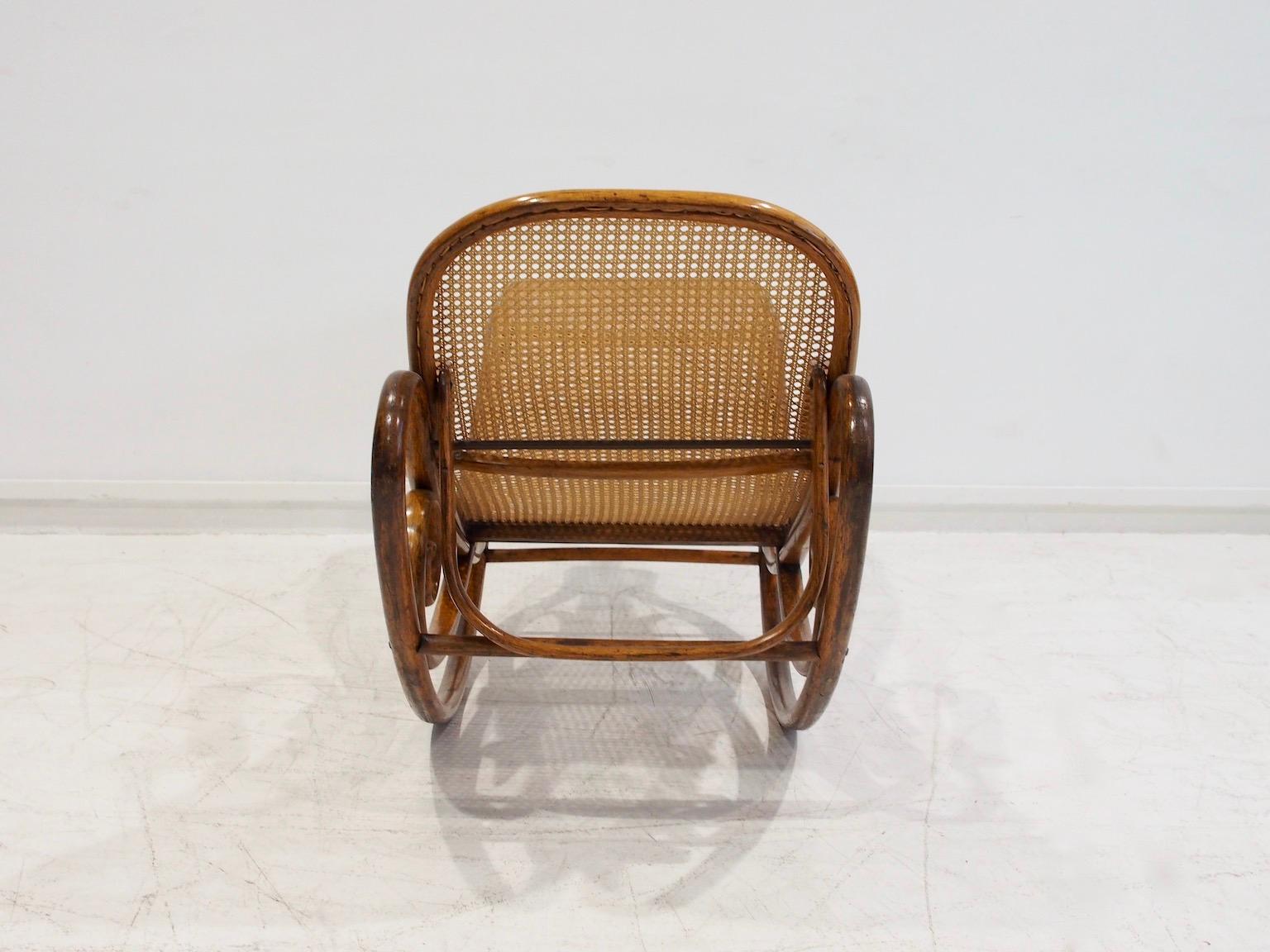 Chaise a dondolo in legno e rattan Thonet Modello 7500 in vendita 7