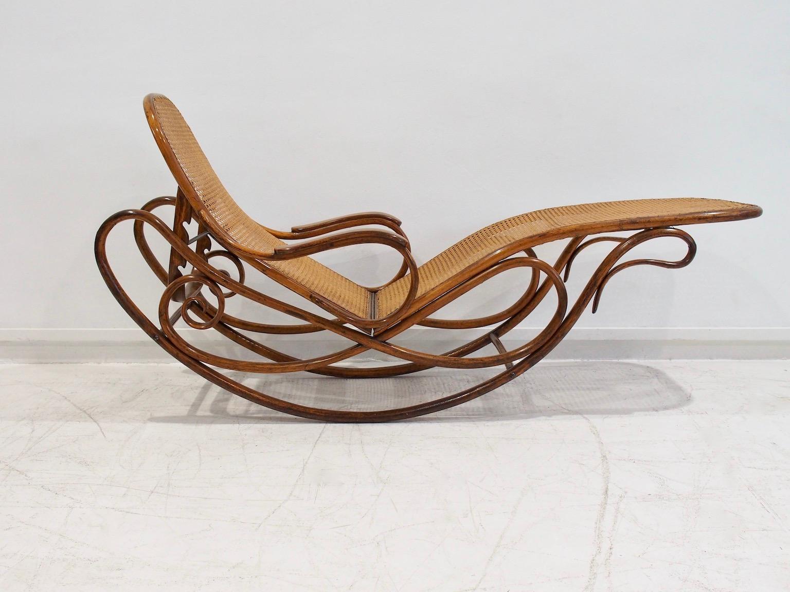 Chaise a dondolo in legno e rattan Thonet Modello 7500 in vendita 8