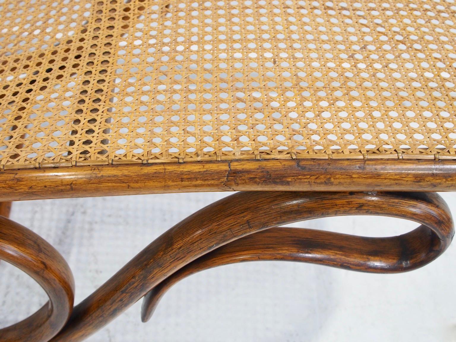 Chaise a dondolo in legno e rattan Thonet Modello 7500 in vendita 9