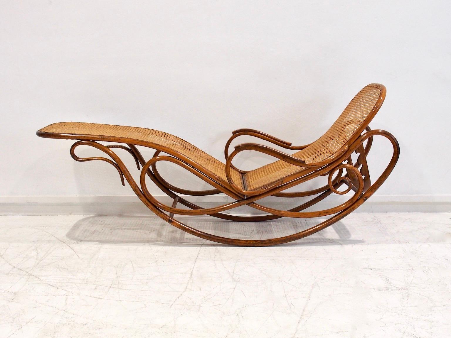 Art Nouveau Chaise a dondolo in legno e rattan Thonet Modello 7500 in vendita