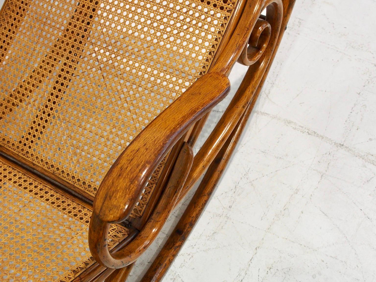 Austriaco Chaise a dondolo in legno e rattan Thonet Modello 7500 in vendita