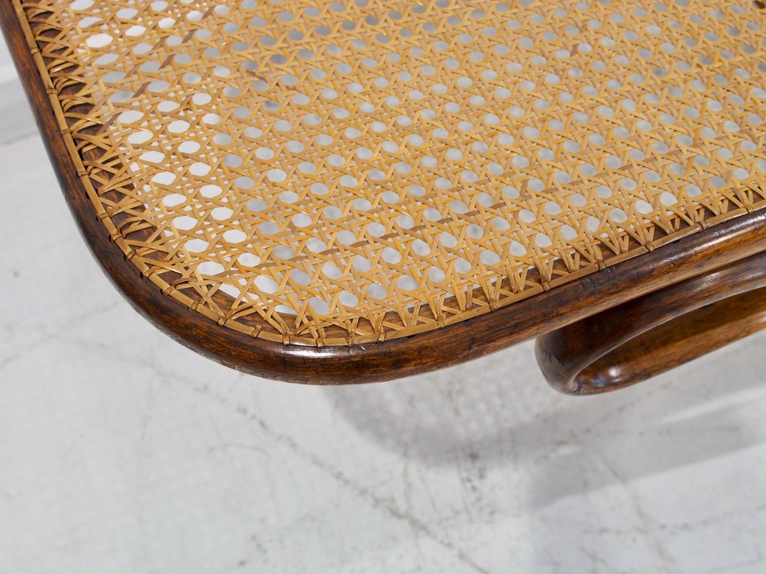 Chaise a dondolo in legno e rattan Thonet Modello 7500 in vendita 1