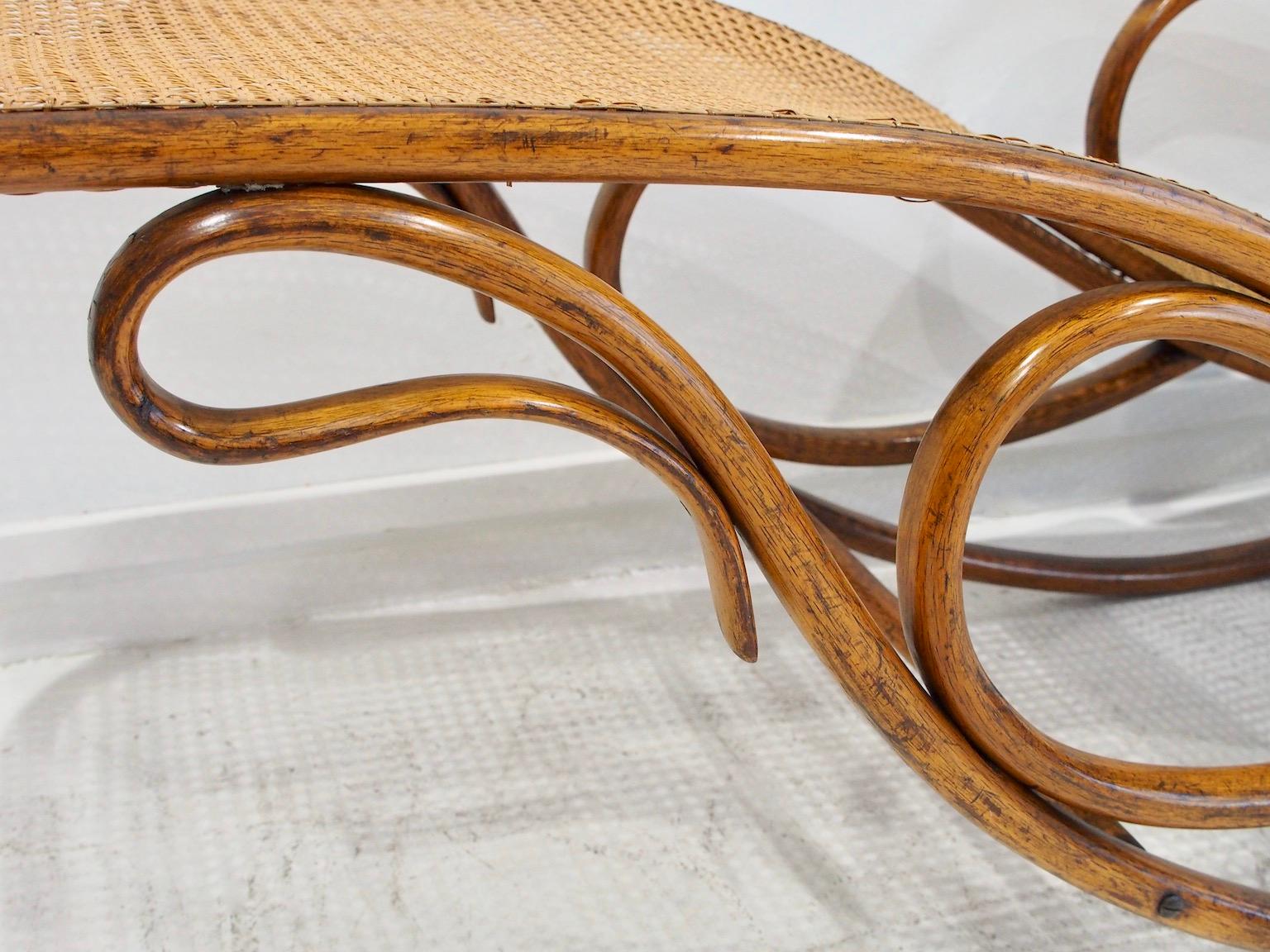 Chaise a dondolo in legno e rattan Thonet Modello 7500 in vendita 2