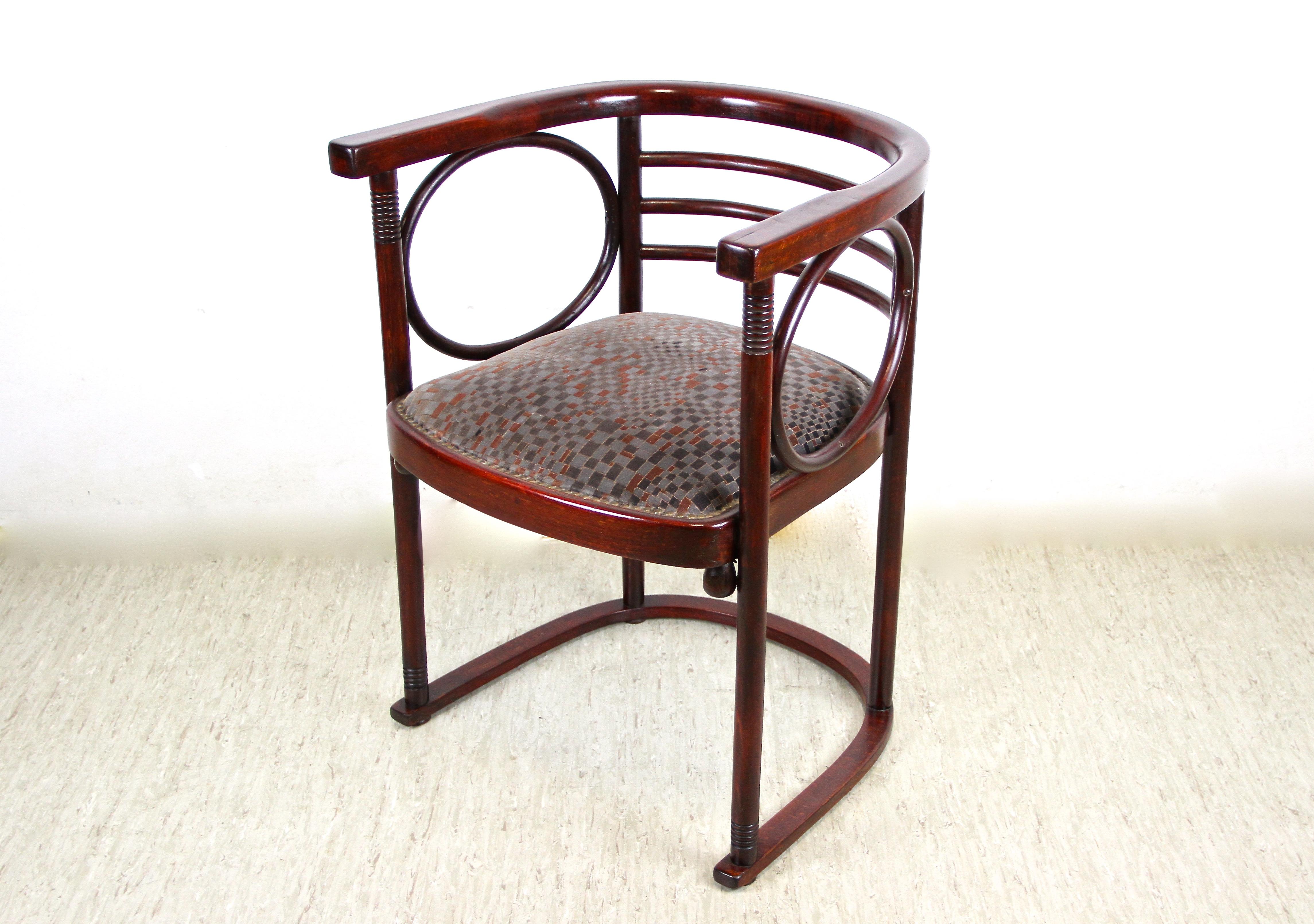 Remarkable Art Nouveau Bentwood Armchair made around 1905 by the renown company of Thonet in Austria. The gorgeous 