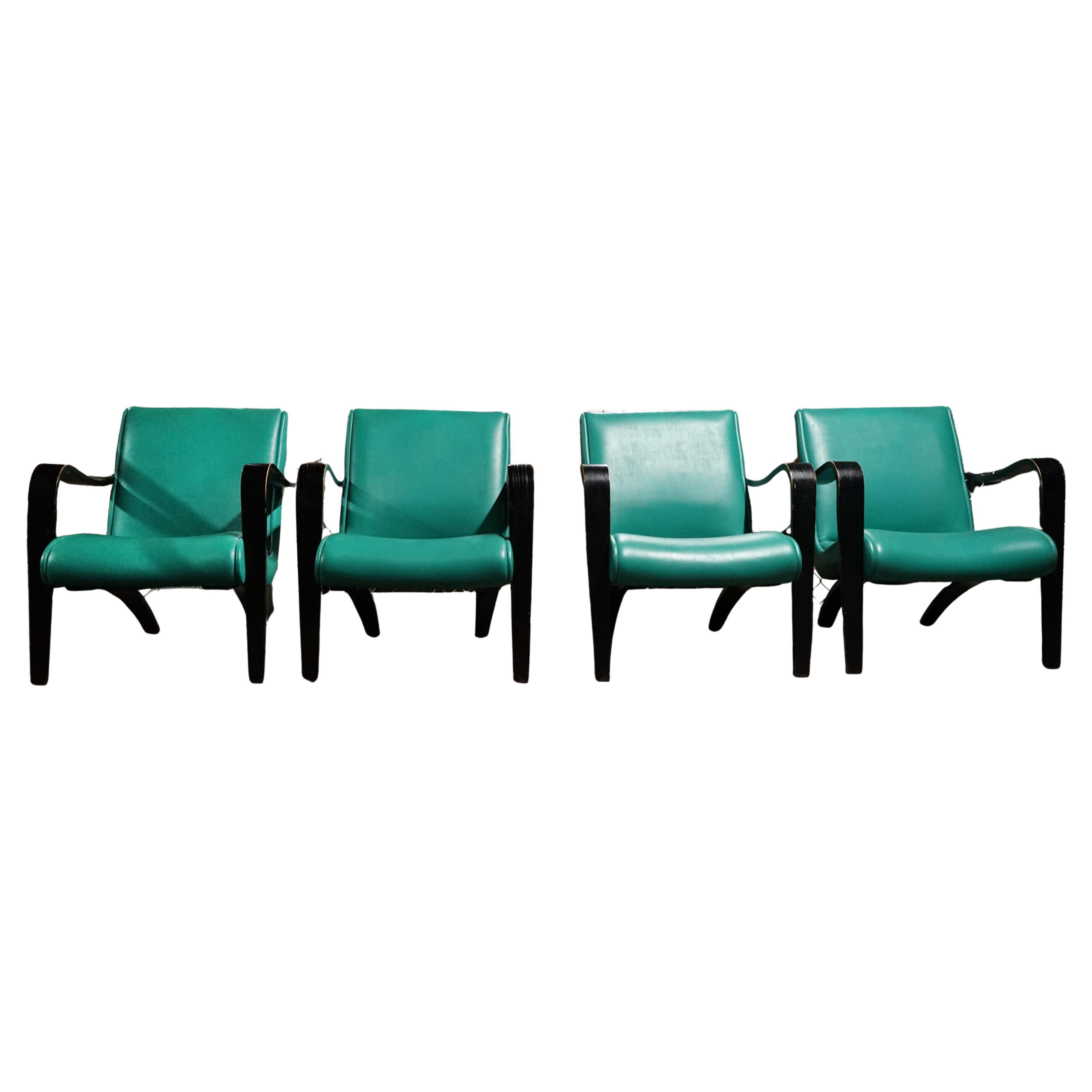 Thonet Bugholz-Sessel aus den 1930er Jahren. Die Armlehnen und Beine des Stuhls sind aus Bugholz und schwarz lackiert (Armlehnen und Beine sind im Originalzustand mit einigen Mängeln - siehe Nahaufnahmen).  Der Stuhl ist schwer, solide gebaut und