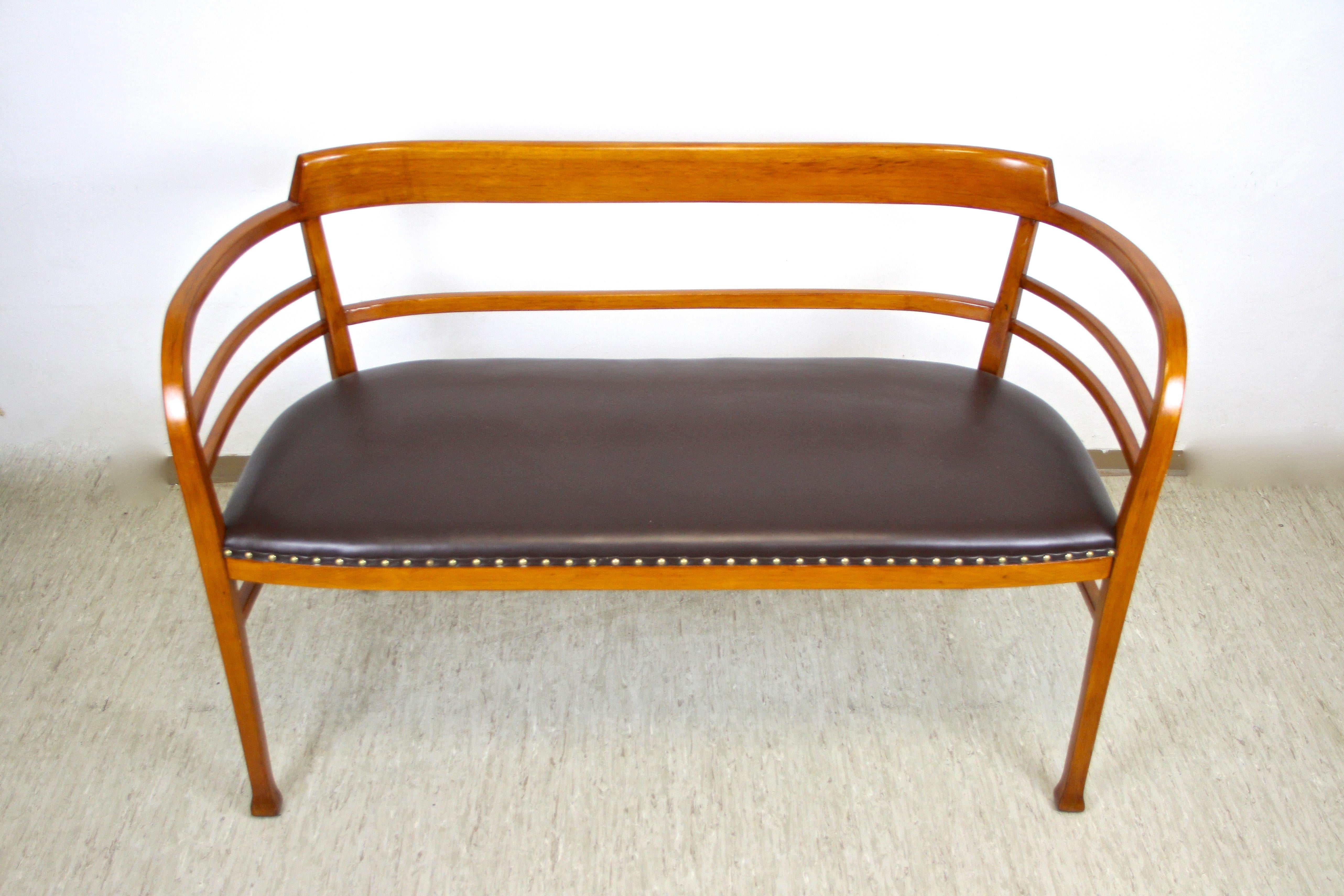 Timeless bentwood bench from the renown company of Thonet in Vienna/ Austria, circa 1905. Showing a fantastic design attributed to the famous Austrian designer Otto Wagner, this Art Nouveau bentwood bench comes with a newly upholstered seating