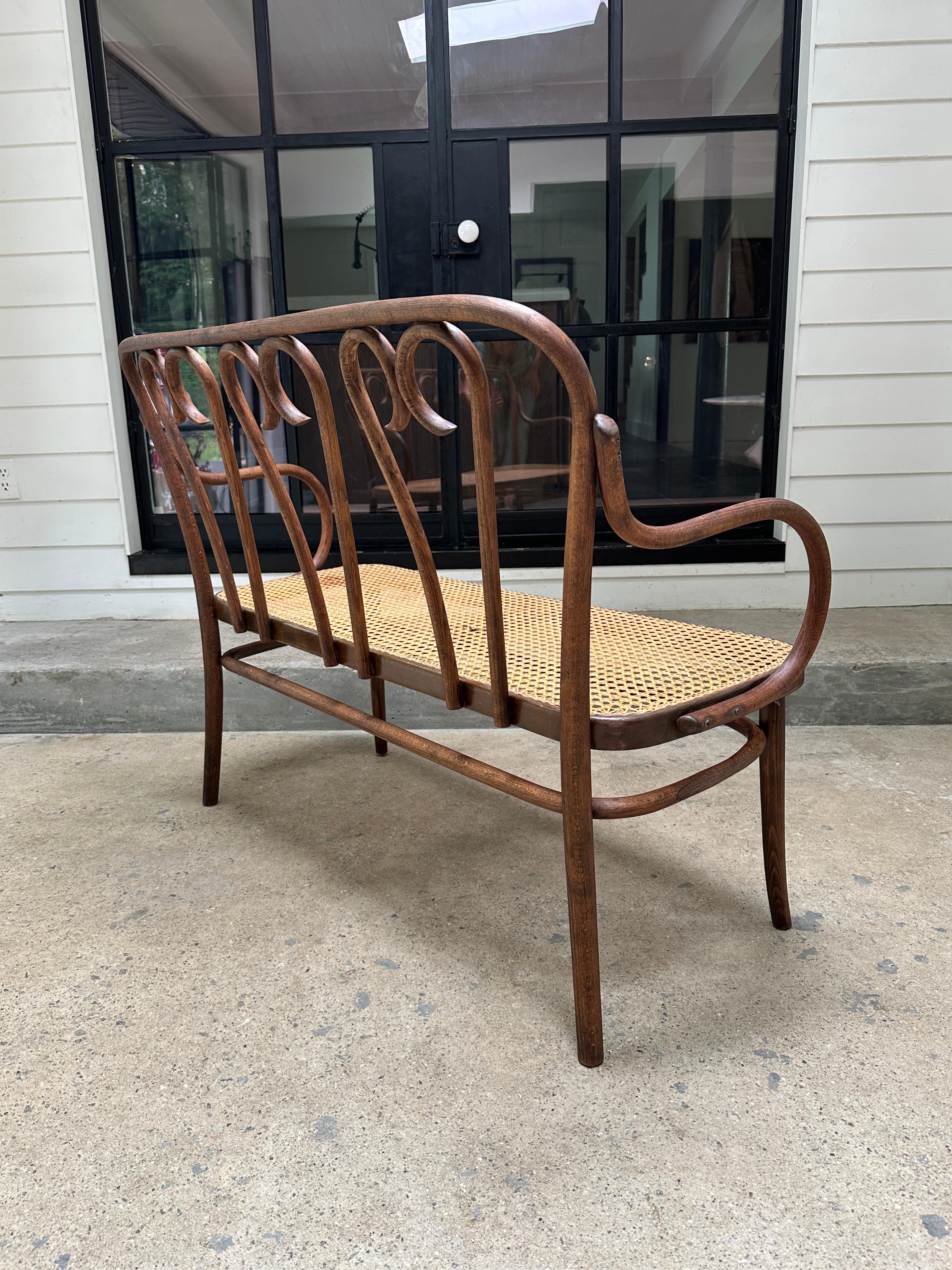 Thonet bentwood bench Model 16 For Sale 4