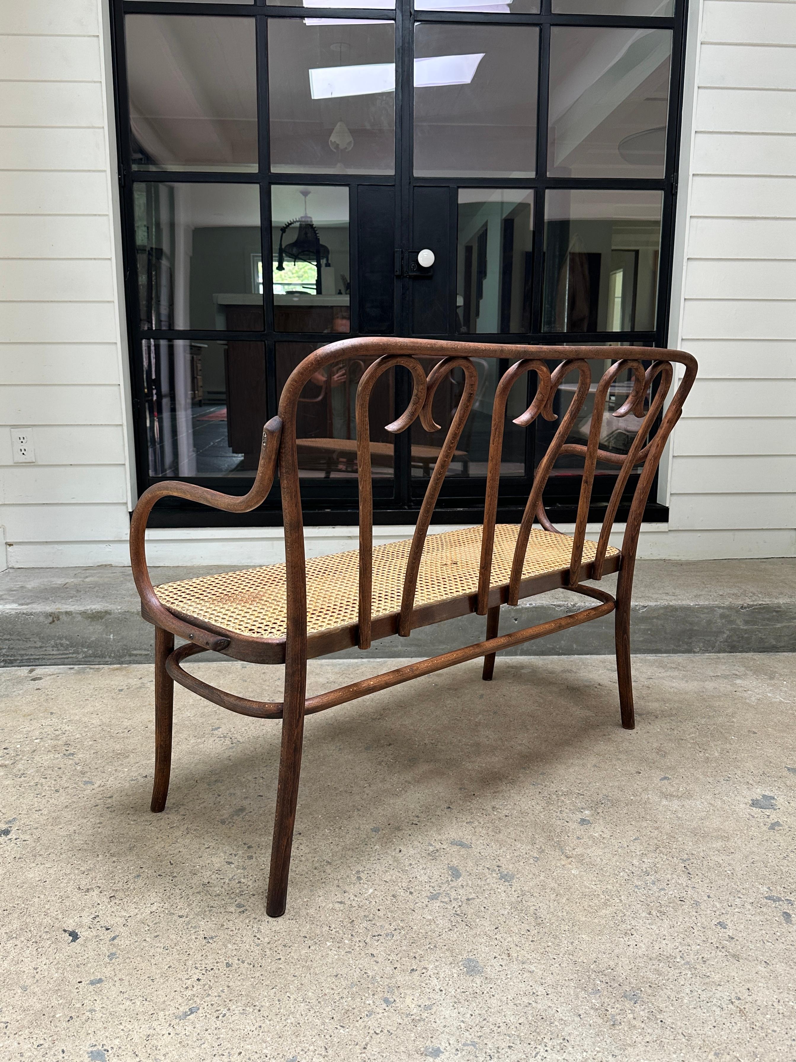 Thonet bentwood bench Model 16 For Sale 2