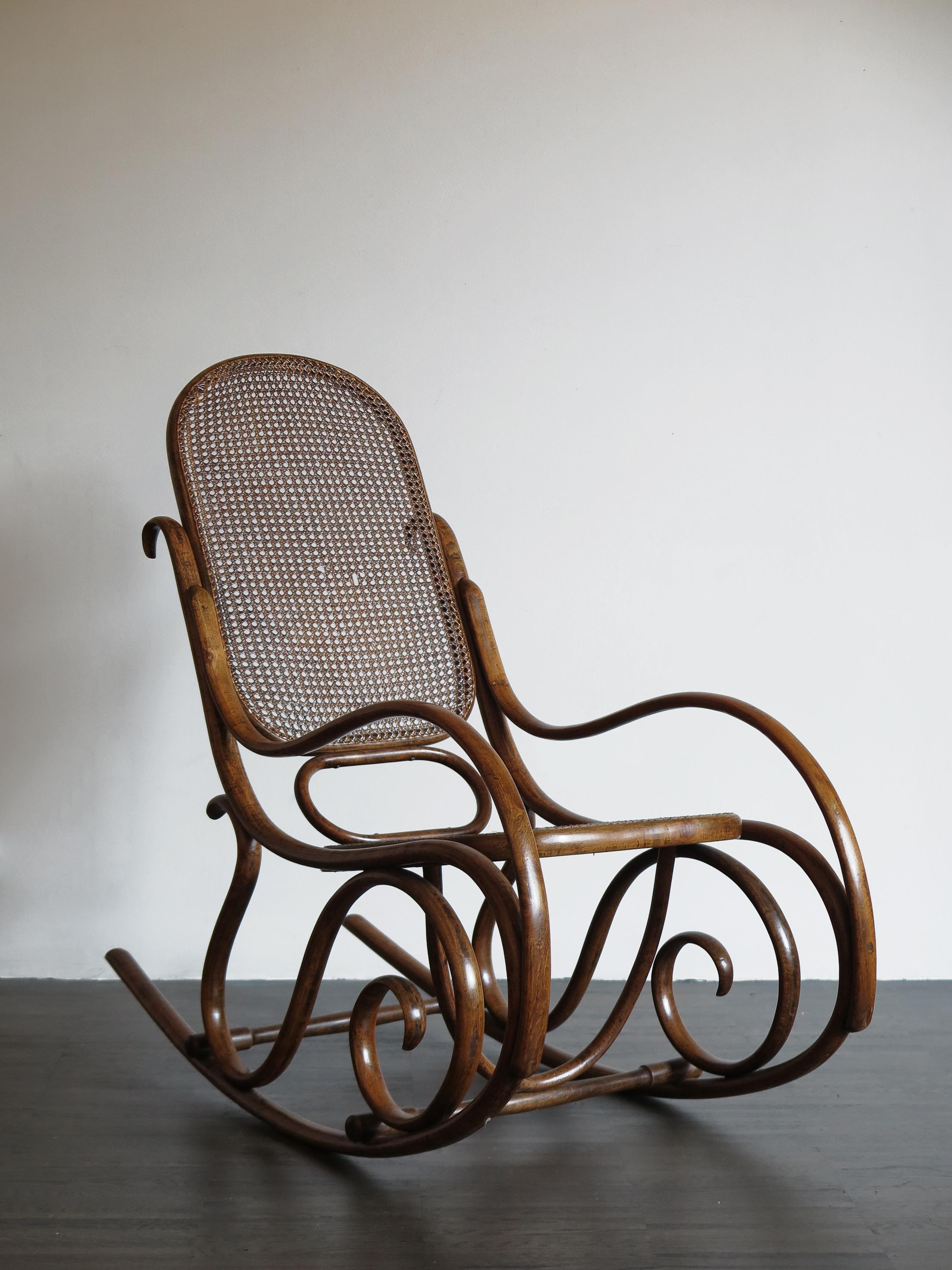 Chair rocking chair, designed by the designer and cabinetmaker Micheal Thonet with structure bentwood and back and seat in cane, 1920s.
Please note that the item is original of the period and this shows normal signs of age and use.