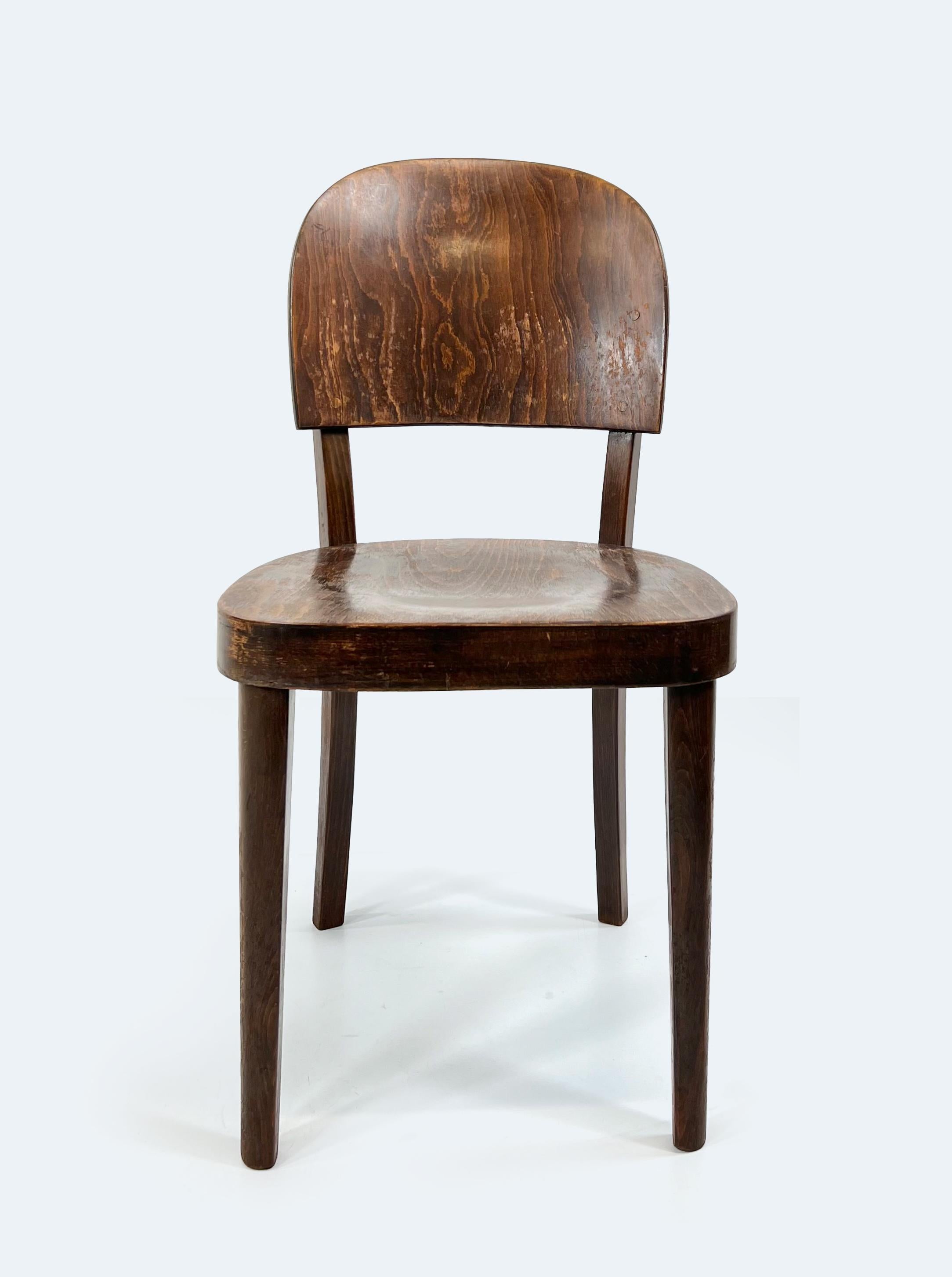Questa sedia Thonet Bentwood Model No. A 476 / A 1085 degli anni '30 cattura l'essenza del design modernista, fondendo semplicità e maestria. Realizzato in legno massiccio di faggio, con elementi in legno curvato e compensato di faggio per la seduta