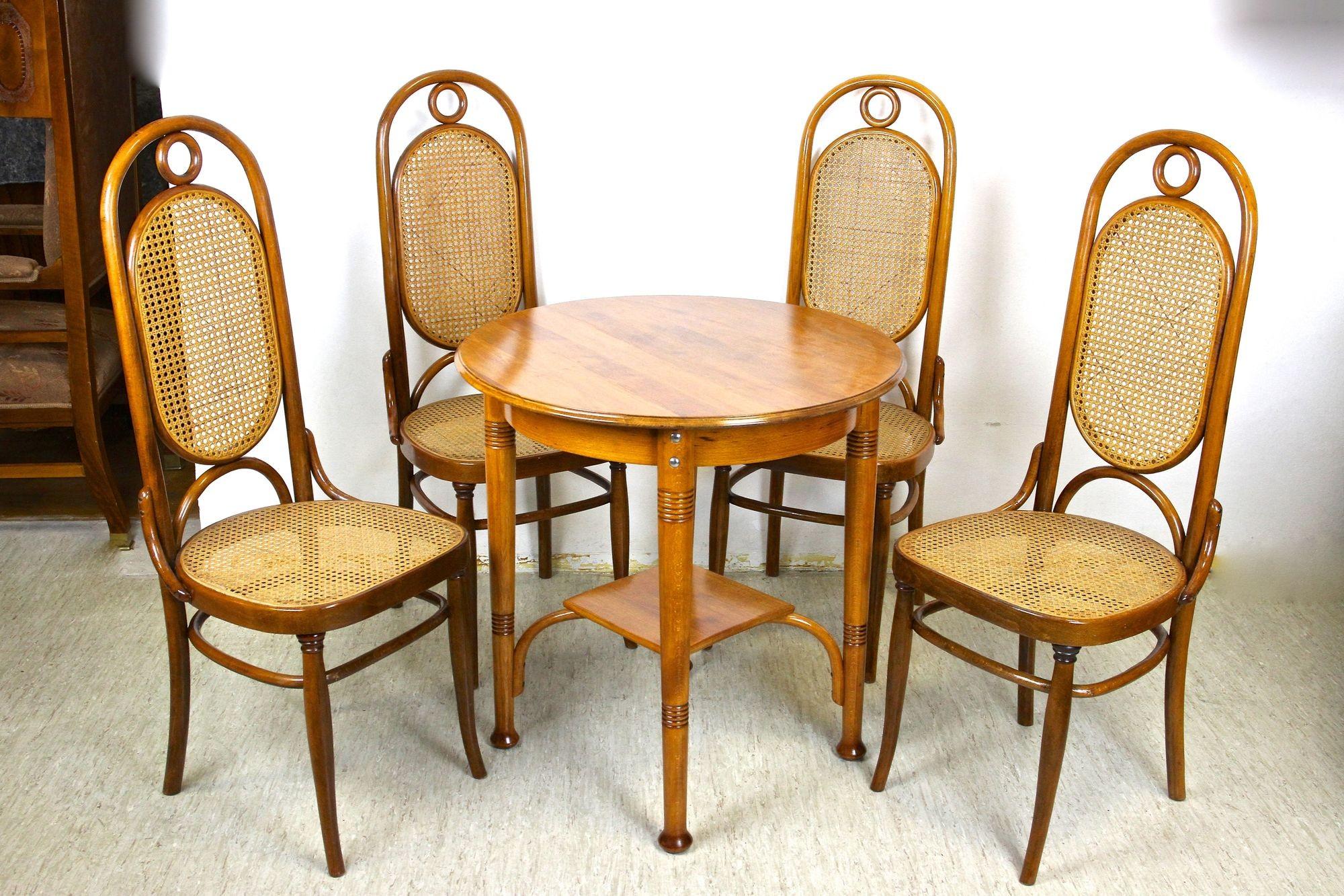 Magnifique ensemble de sièges en bois courbé fabriqué par la célèbre manufacture autrichienne de Thonet vers 1915. Cet ensemble de sièges Art nouveau, travaillé avec art, se compose de quatre chaises artisanales exceptionnelles, toutes fabriquées en