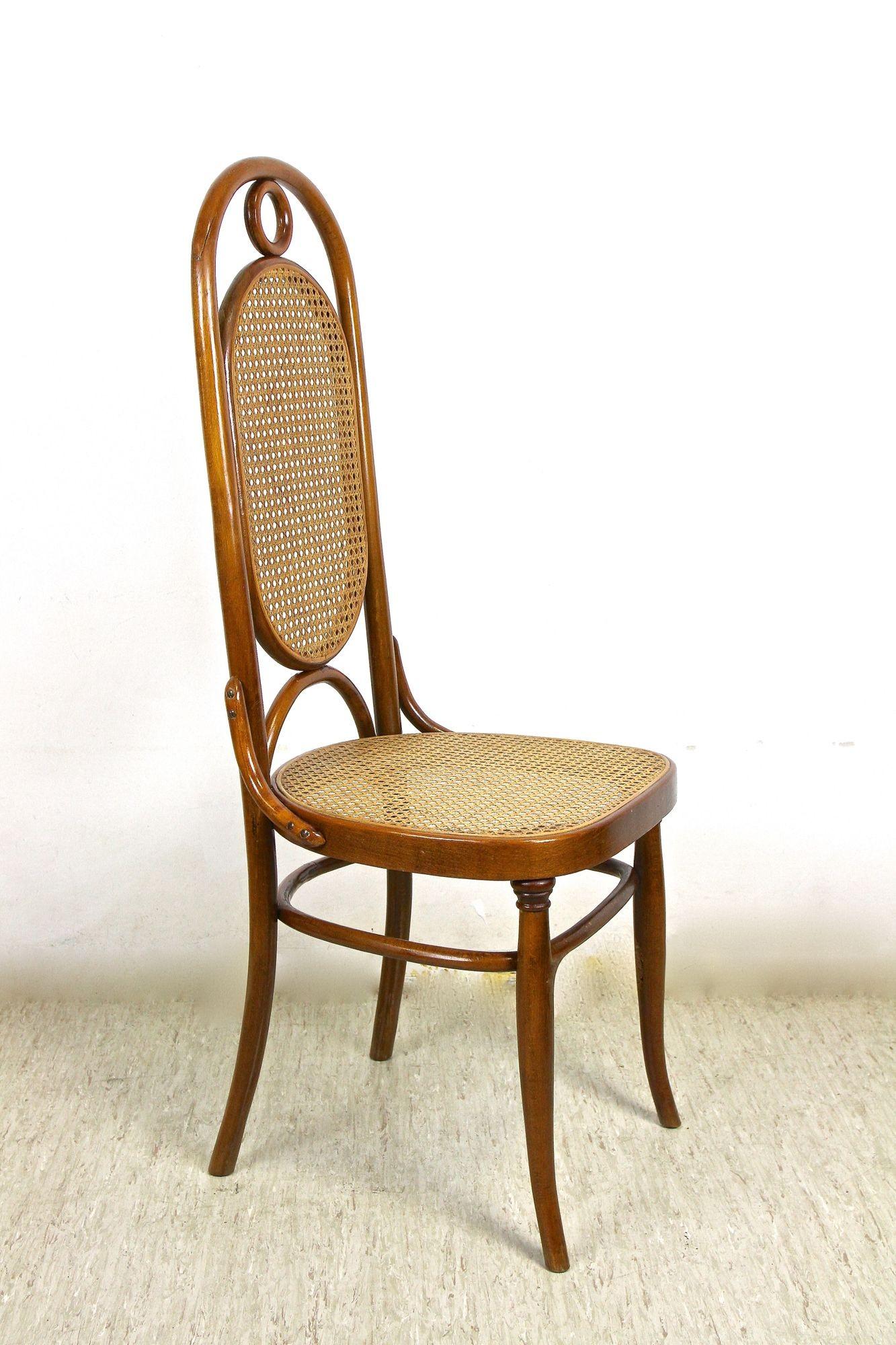 Austrian Thonet Bentwood Chairs with Table, Art Nouveau Seating Set, Austria, circa 1915 For Sale