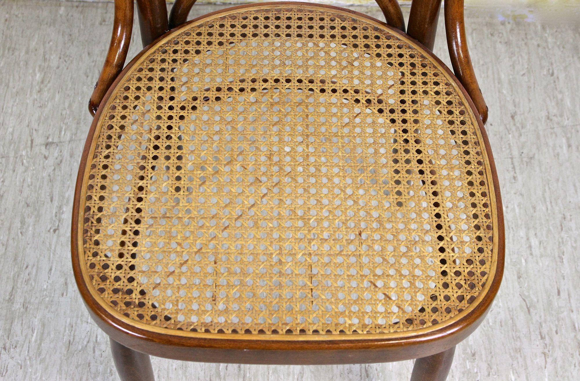 Chaises en bois cintré Thonet avec table, ensemble de sièges Art Nouveau, Autriche, vers 1915 Bon état - En vente à Lichtenberg, AT