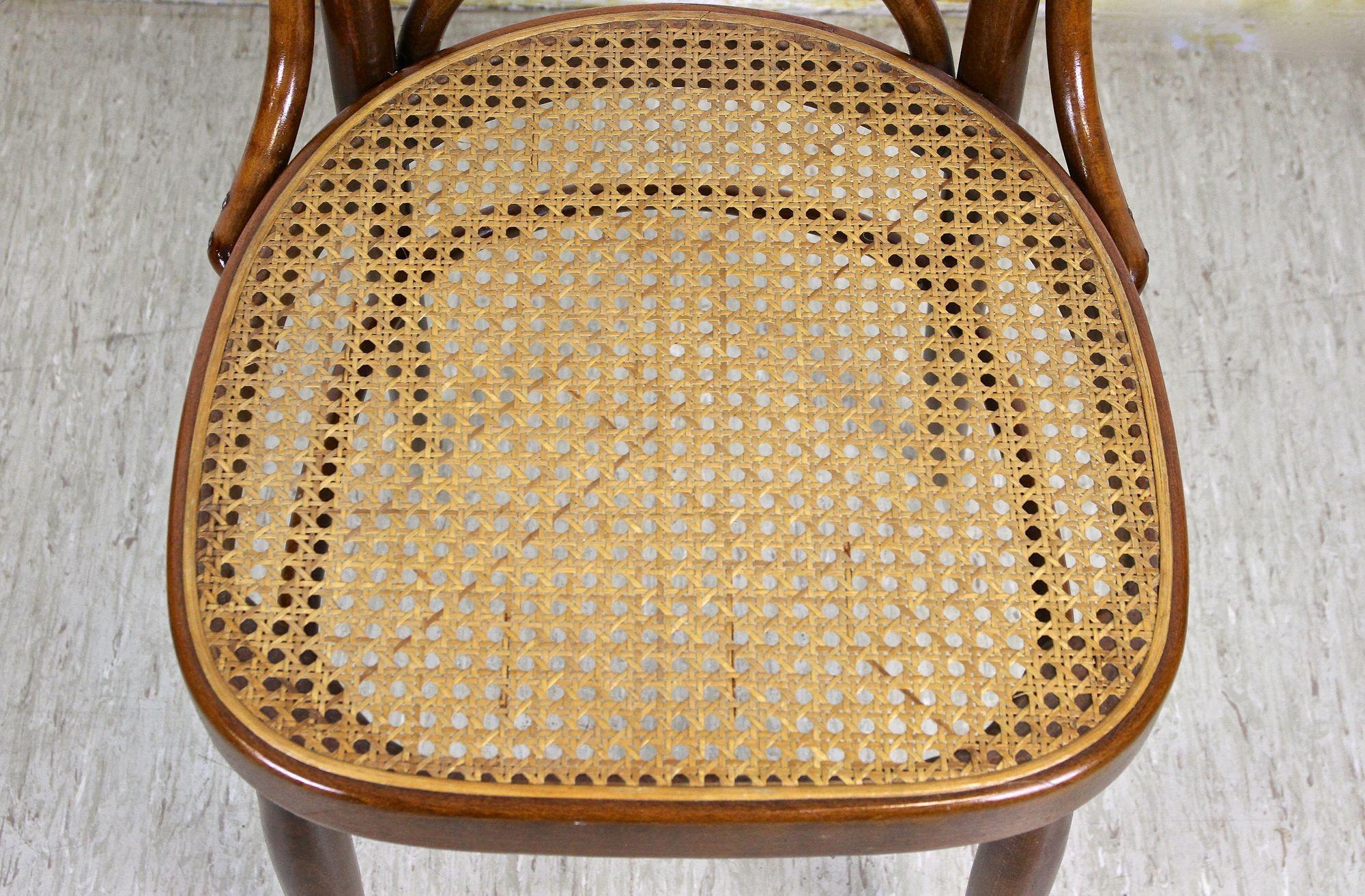 Thonet-Sessel aus Bugholz mit Tisch, Jugendstil-Sessel, Österreich, um 1915 im Zustand „Gut“ im Angebot in Lichtenberg, AT