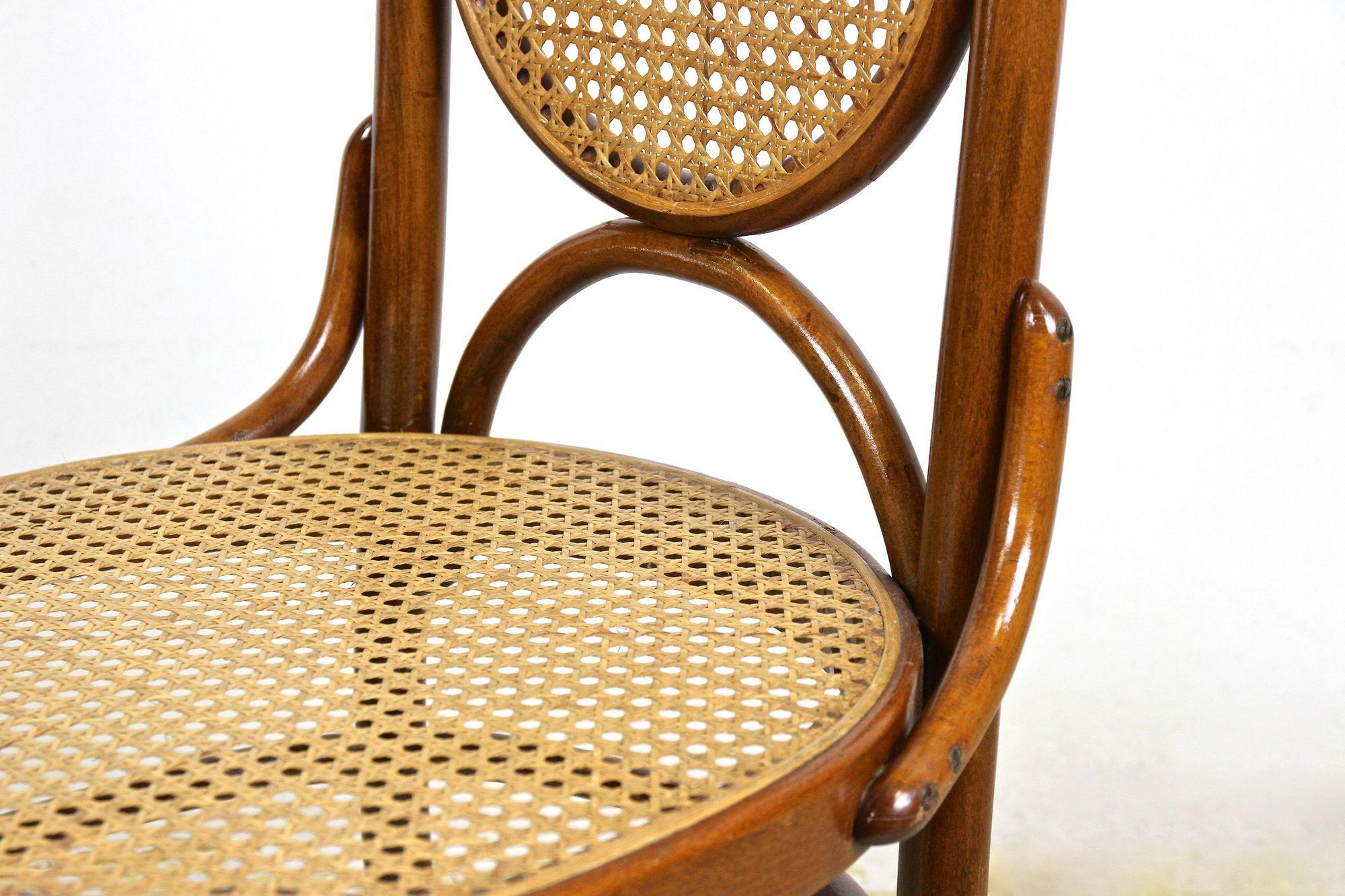 Thonet-Sessel aus Bugholz mit Tisch, Jugendstil-Sessel, Österreich, um 1915 (Buchenholz) im Angebot