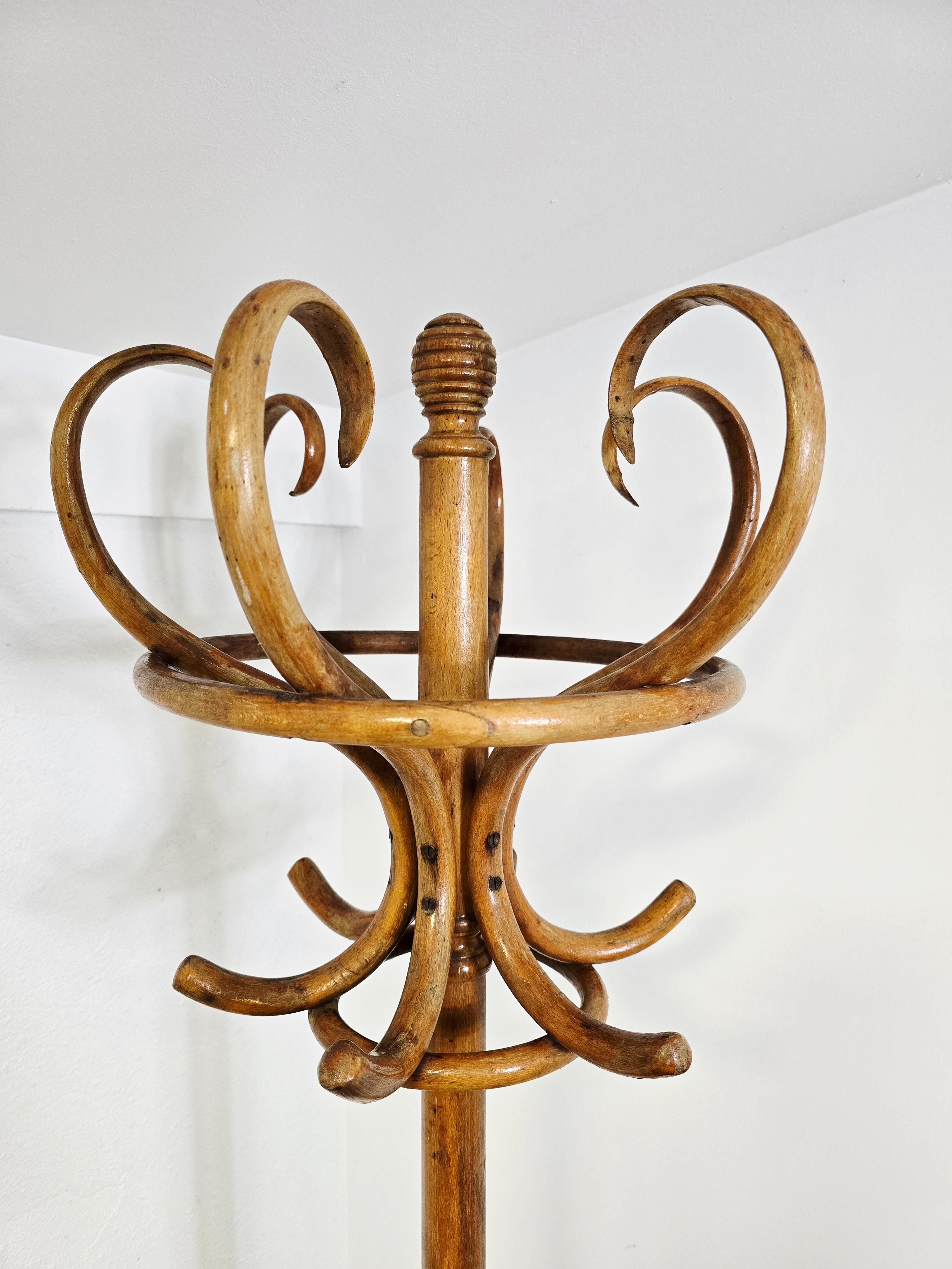 Thonet Mantel- und Hutst�änder aus Bugholz im Angebot 5