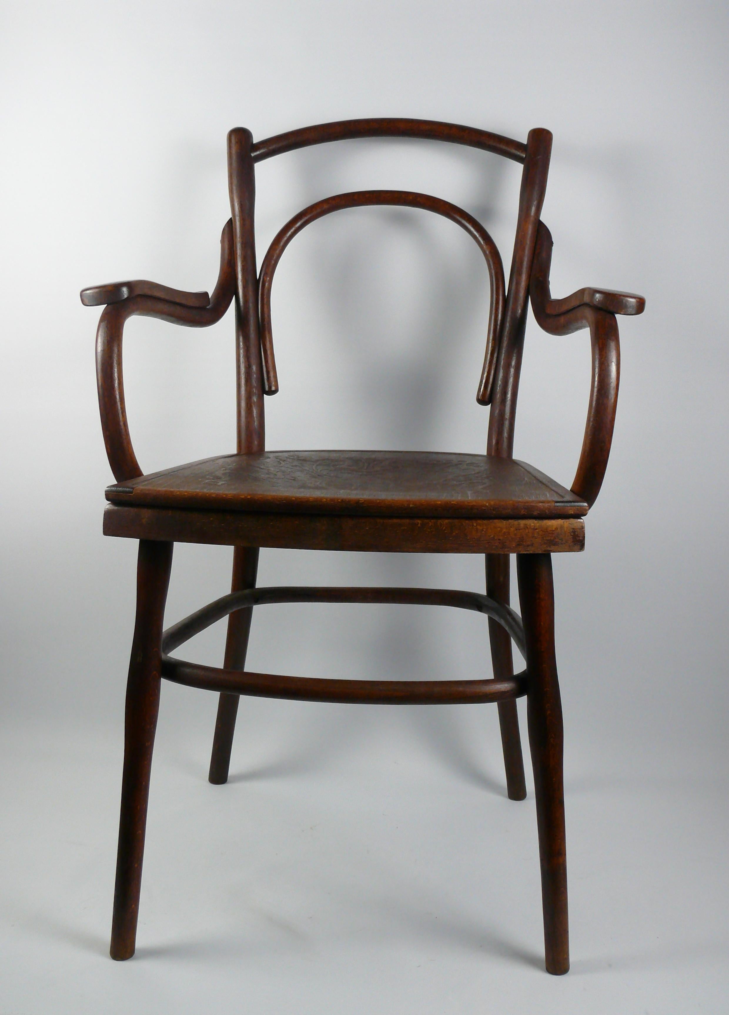 Antique bentwood armchair, late 19th or early 20th century - without marking, corresponds to Thonet chair no. 114, see photo.
The chair is made of beech wood, screwed together and provided with a bentwood ring for stabilization. The seat is made of