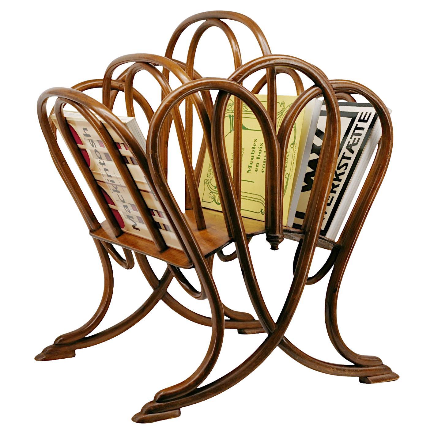 Porte-revues en bois courbé par Thonet Gebrüder (Vienne), Autriche, vers 1880 - Bois de hêtre.

Cet exceptionnel porte-revues en bois courbé du XIXe siècle, fabriqué vers 1880 par Thonet Gebrüder (Vienne), est un superbe exemple des techniques