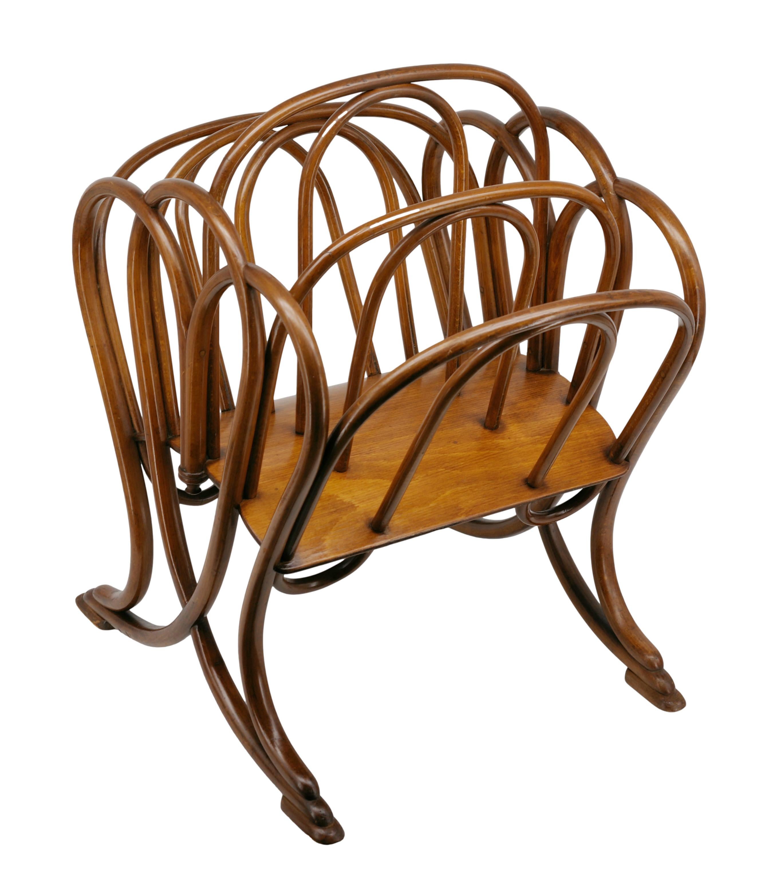 Porte-revues THONET en bois cintré, vers 1880 Excellent état - En vente à Saint-Amans-des-Cots, FR