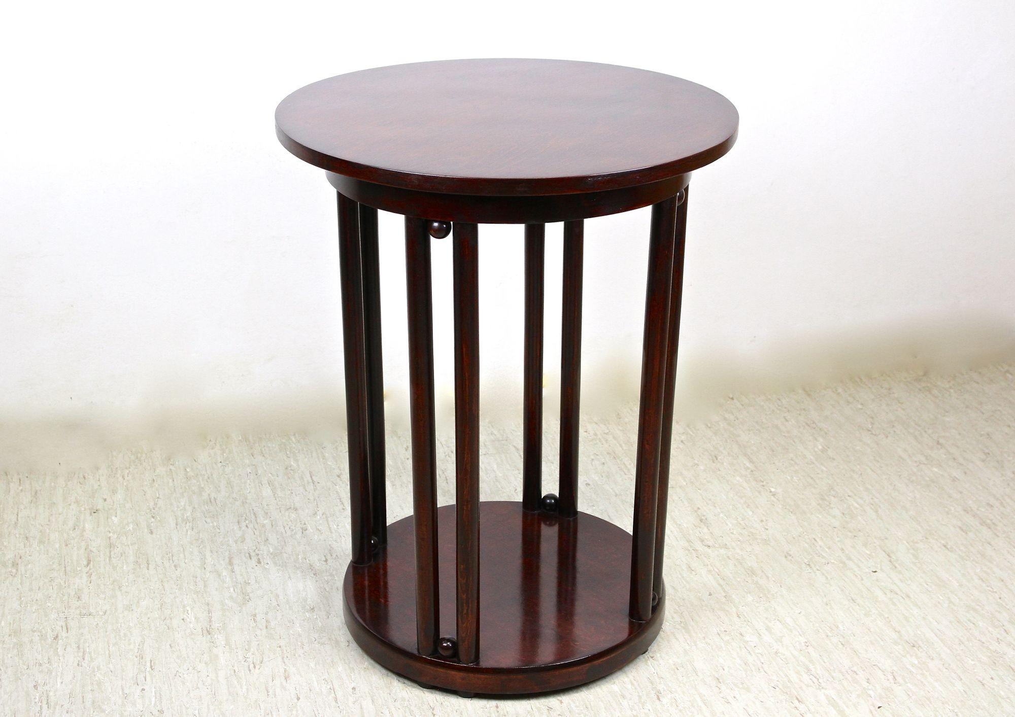 Remarquable table basse ronde Art Nouveau 