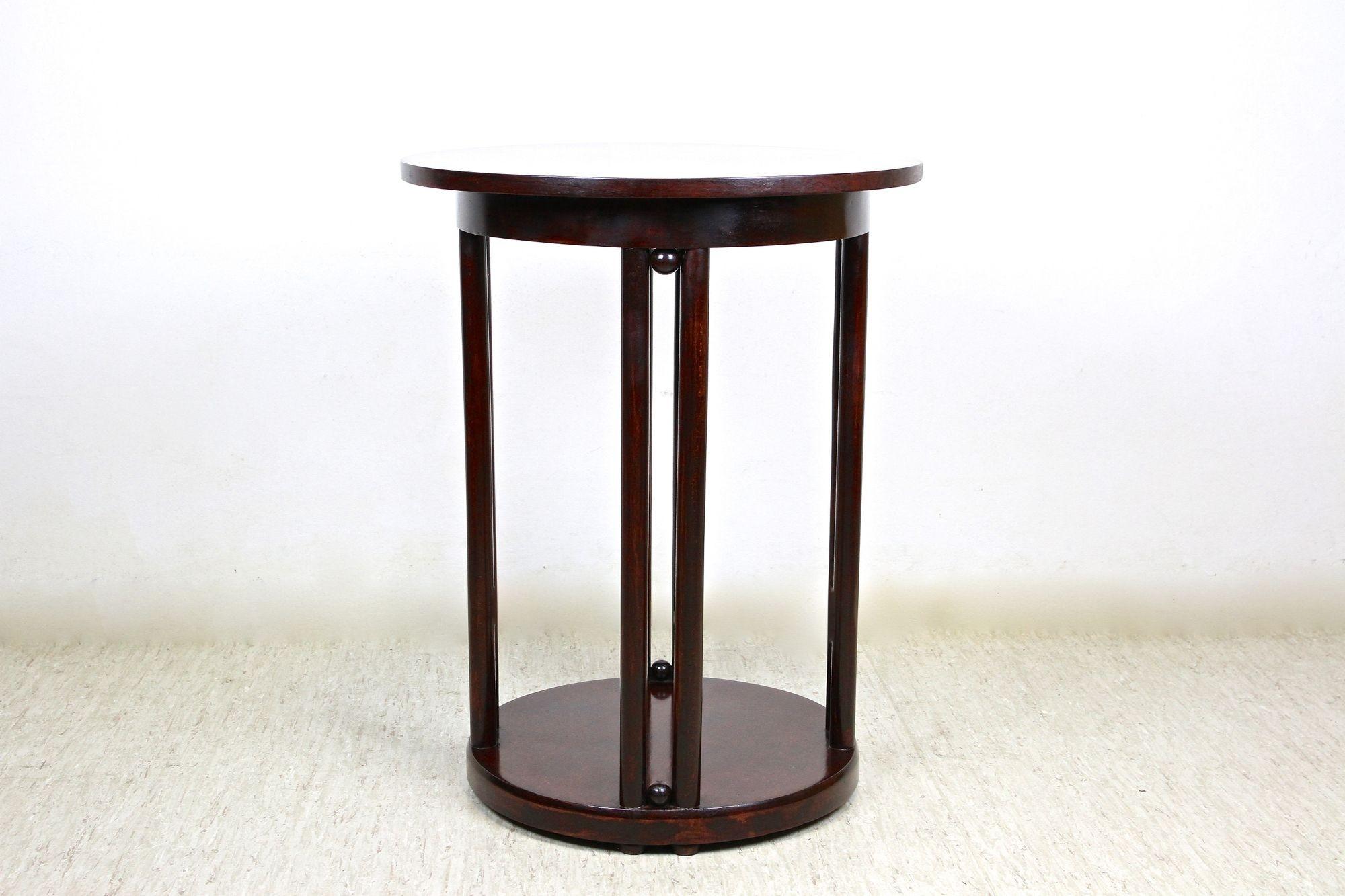 Autrichien Table d'appoint Thonet en bois cintré, conçue par Josef Hoffmann, Autriche, vers 1906 en vente