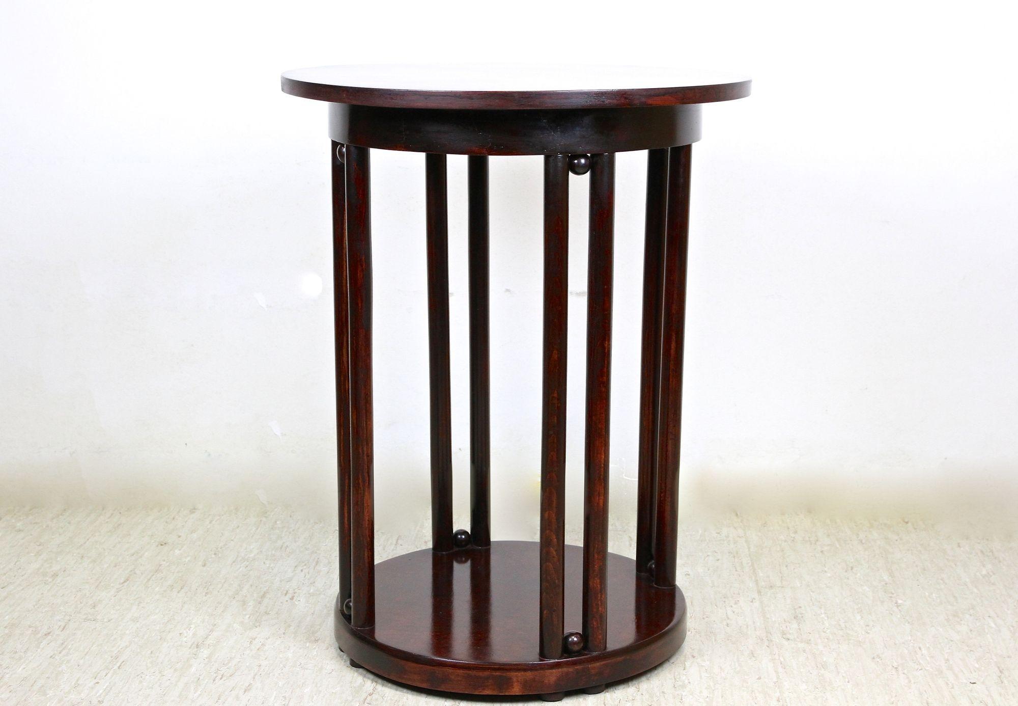 20ième siècle Table d'appoint Thonet en bois cintré, conçue par Josef Hoffmann, Autriche, vers 1906 en vente