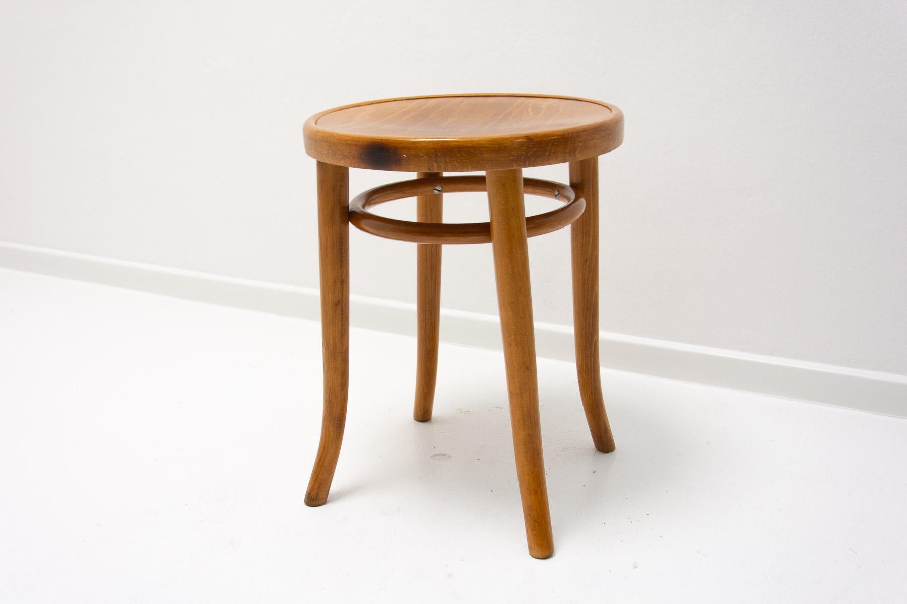 Ein klassischer Bugholzhocker aus den 1920er Jahren. Der runde Hocker ist aus Buche gefertigt und hat eine Sitzfläche aus Sperrholz. Herstellermarke unter dem Sitz eingeprägt.  In sehr gutem Zustand, nach Renovierung.

Höhe: 48 cm Breite: 37 cm