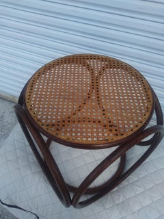 Taburete Thonet de madera curvada con tapa de caña